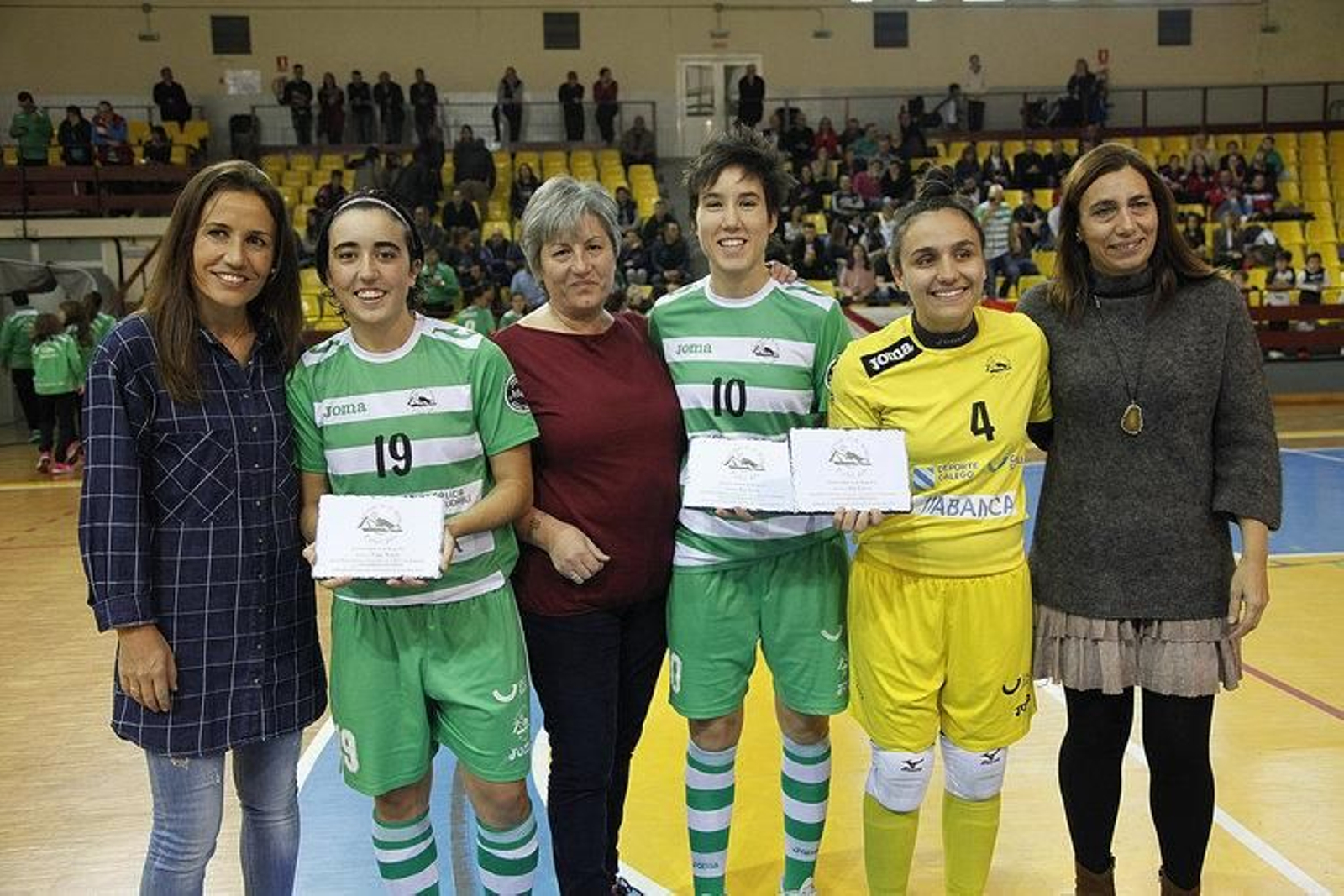 Vane Sotelo, Iria Saeta y Ana López con sus madres, en el homenaje que recibieron antes del partido.