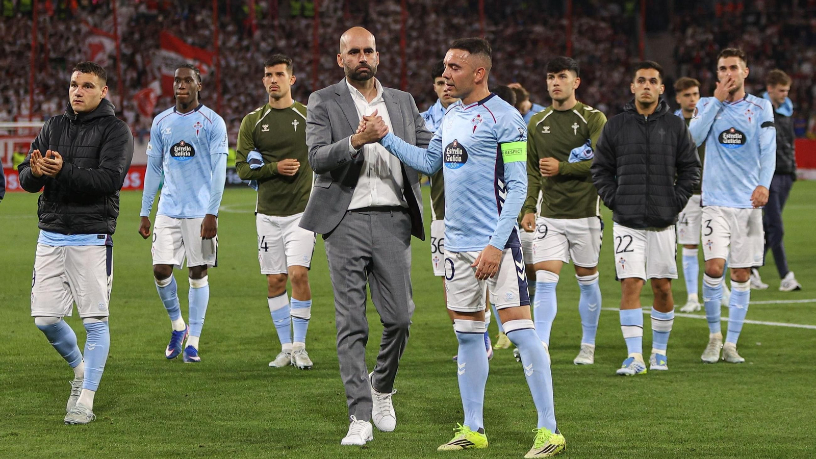 Jugadores y cuerpo técnico aplaudieron a sus aficionados.