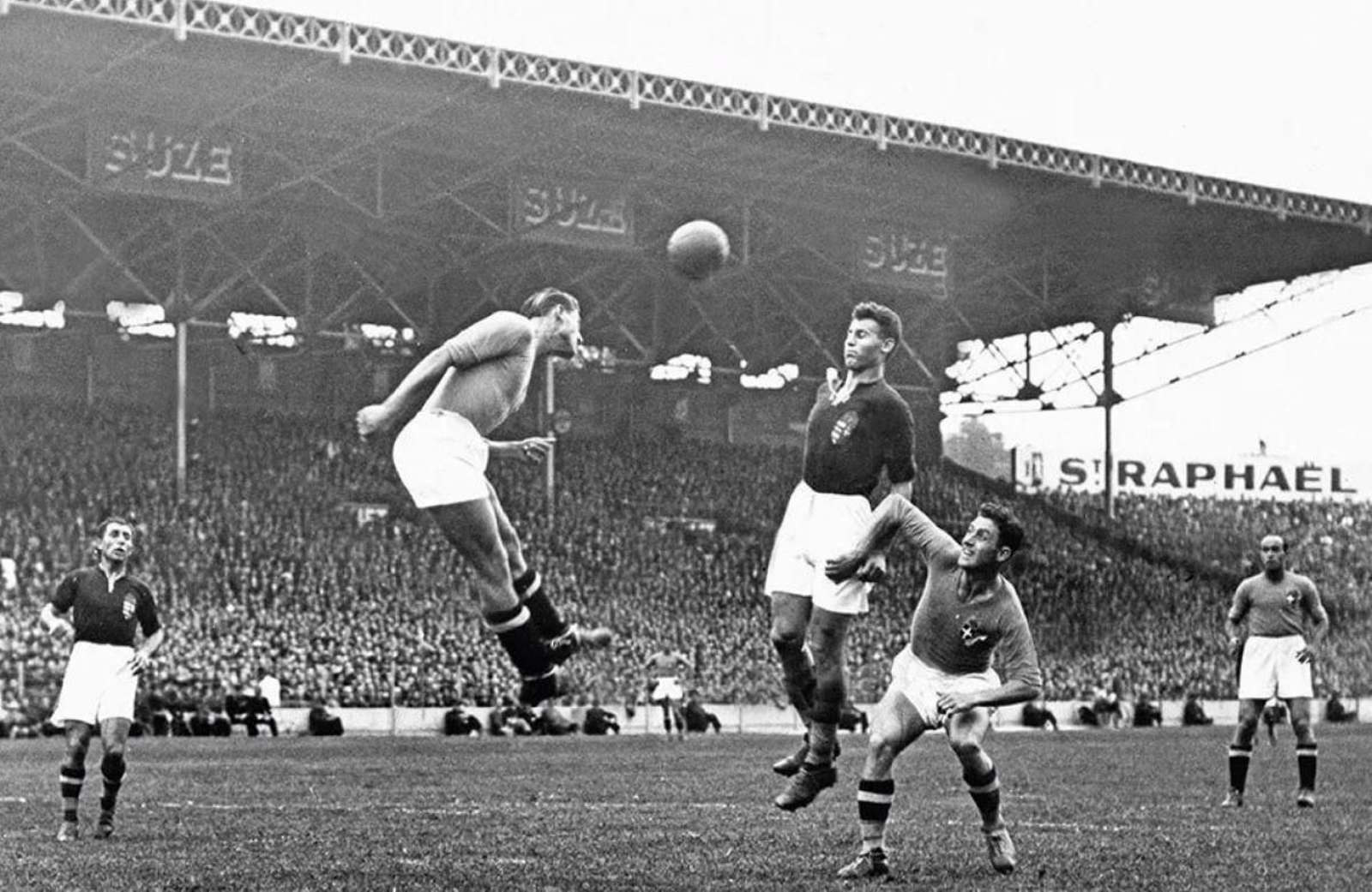 Espectacular imagen de la final del Mundial 1938, entre Italia y Hungría.