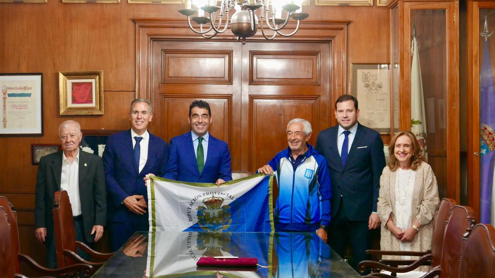 En el Centro Galicia, la comitiva con Angeles Tilve y la bandera