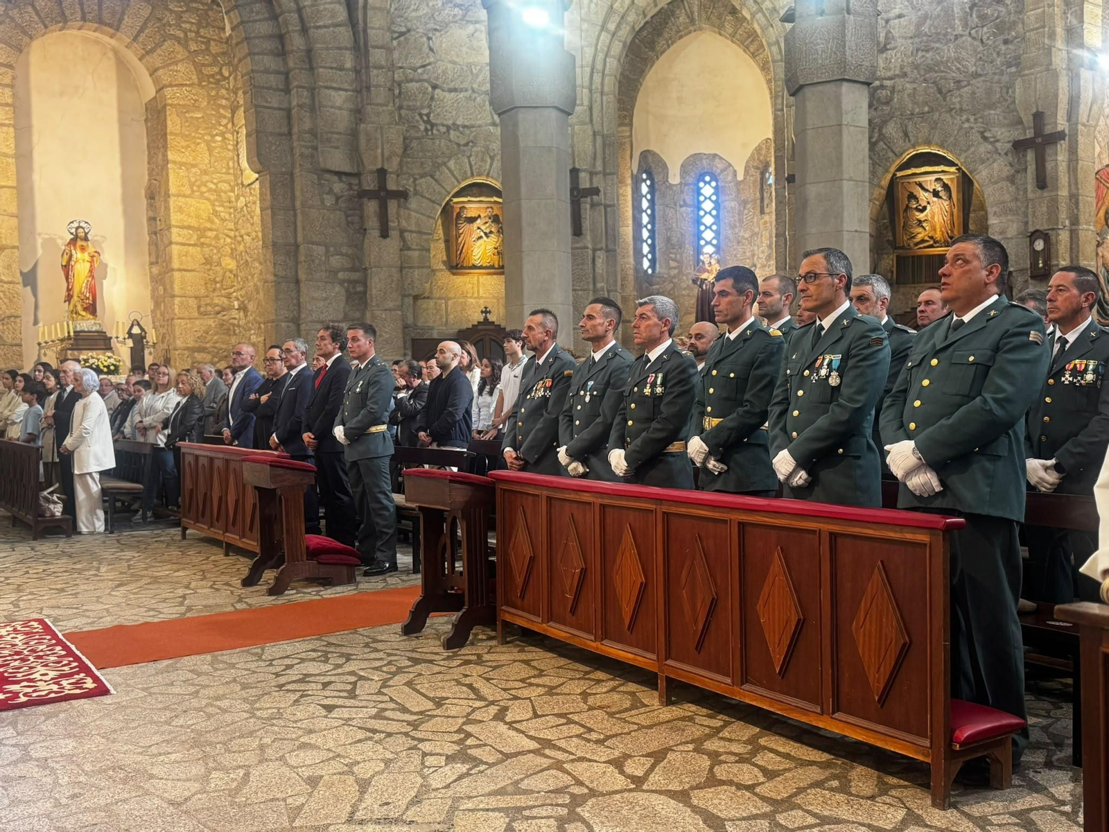 Los guardias civiles de Carballiño durante la misa por su patrona.