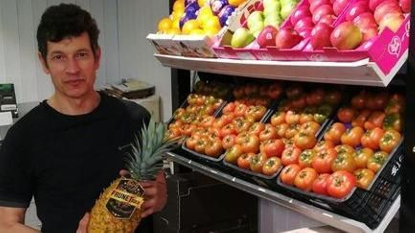 Francisco Bouzón gestiona la tienda on line “Froitas Xeitosiña” desde hace casi diez años.