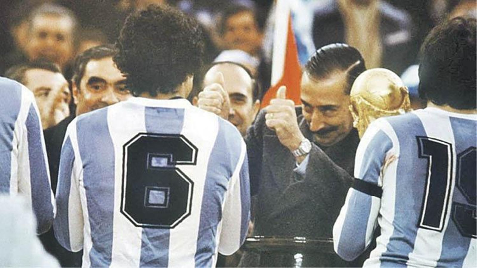 El dictador Jorge Videla felicita a Américo Gallego y Daniel Passarella tras el triunfo.