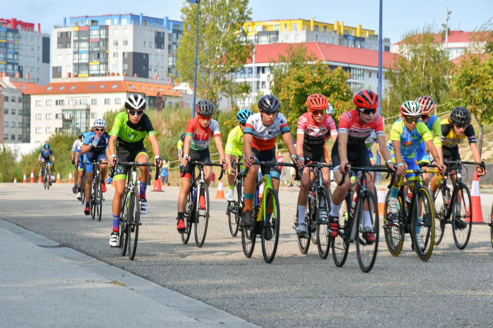 El Díptico Ciclista Gran Premio Cidade de Vigo reunió ayer a más de 300 ciclistas en Navia entre adultos y categorías inferiores.