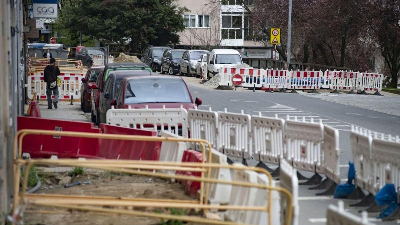 Estado de una parte de la calle, con las obras paralizadas.