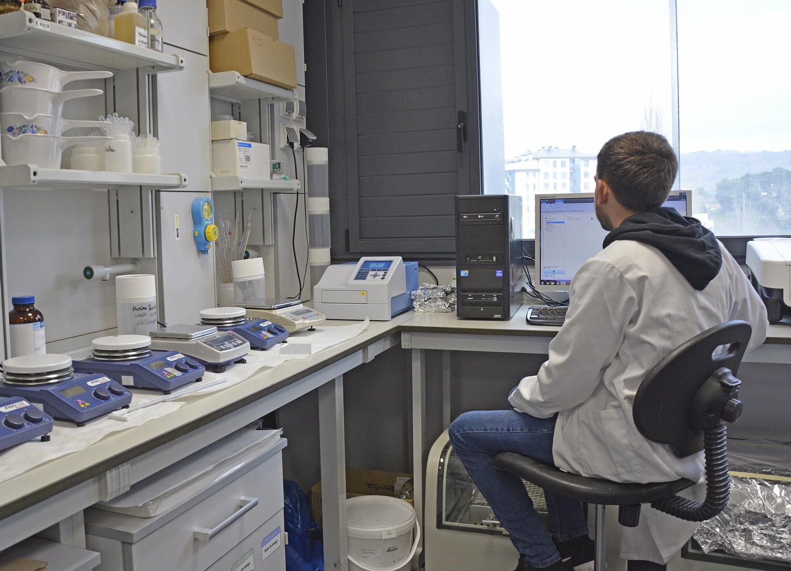 Un investigador en los laboratorios del Campus Auga.