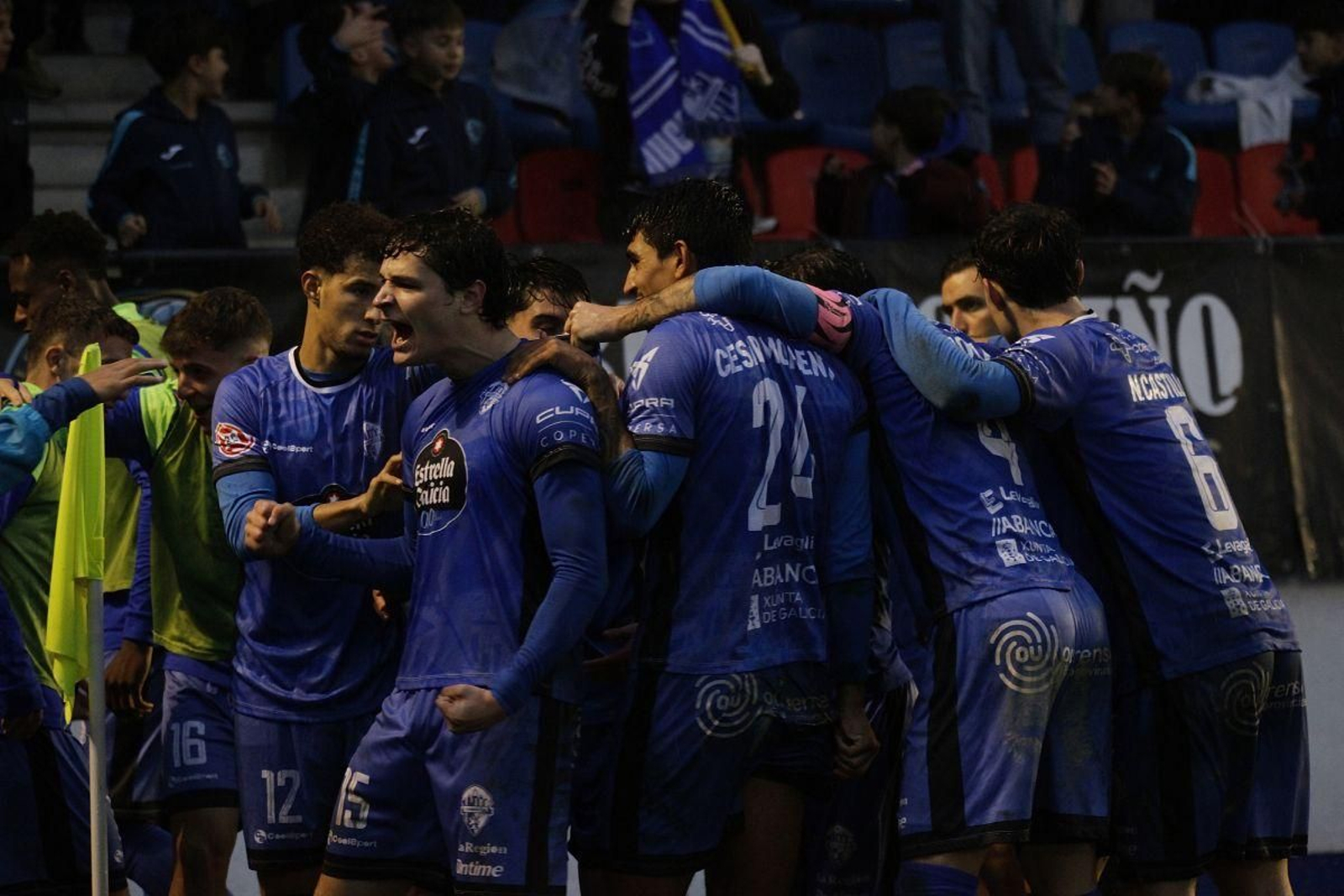 Los jugadores del Ourense CF celebran uno de los goles marcados ante Unionistas   en O Couto.