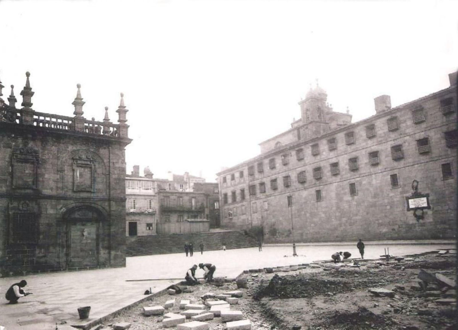 A fachada do convento de San Paio de Antealtares non pasa desaperciba na Praza da Quintana, coas reixas nas xanelas.