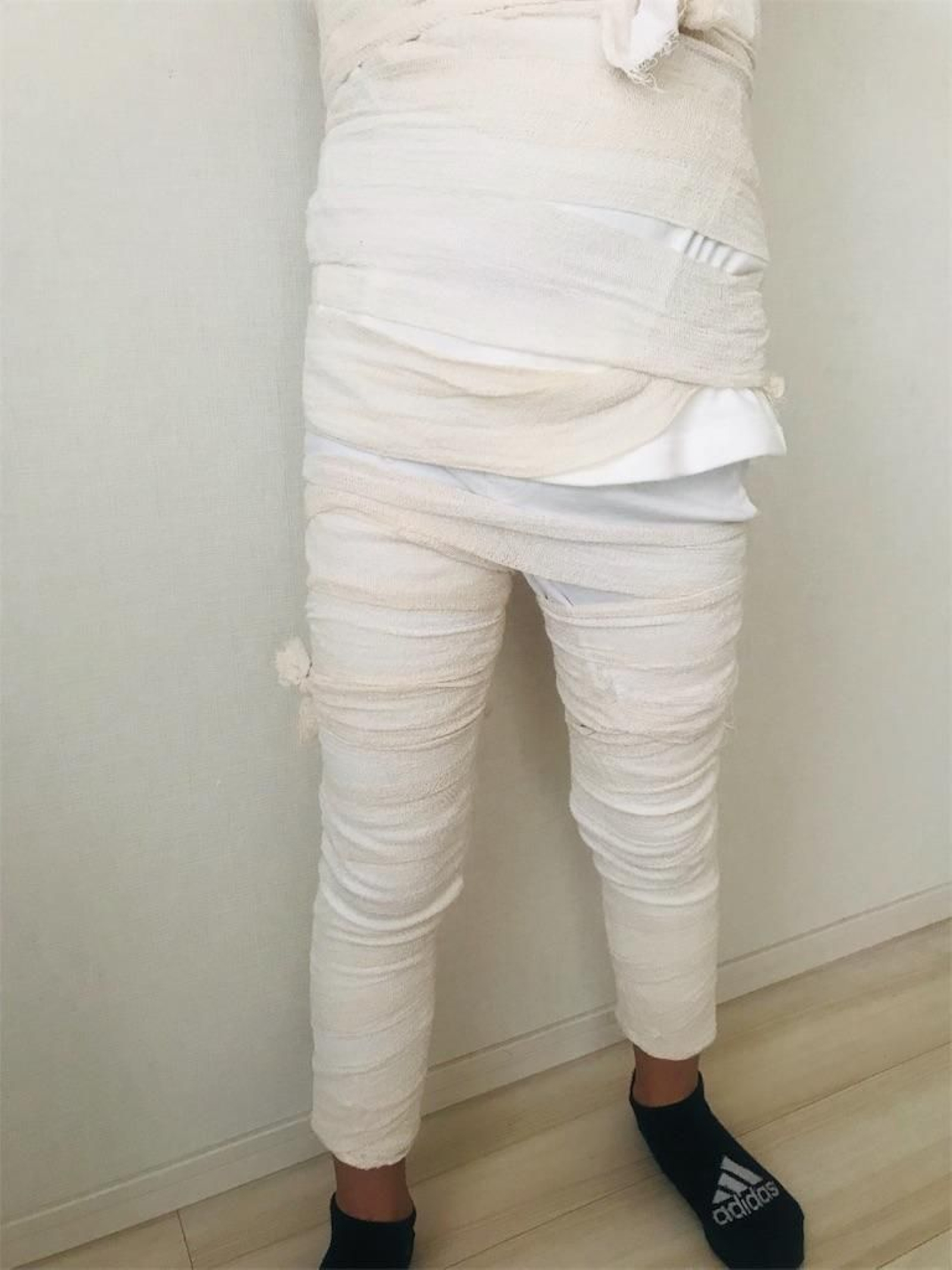 Tiras de tela blanca sobre ropa cómoda. Conviene dejar libres la cara y el cuello y evitar que las vendas arrastren.