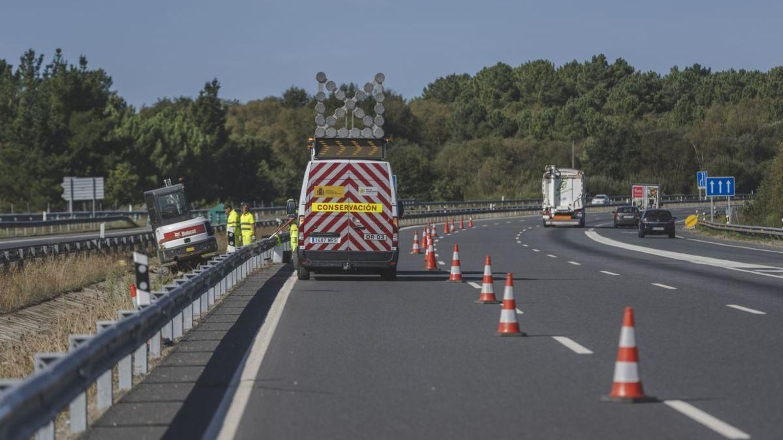 Uno de los numerosos carriles que en la A-52 están cortados con motivo de las obras en el asfalto.