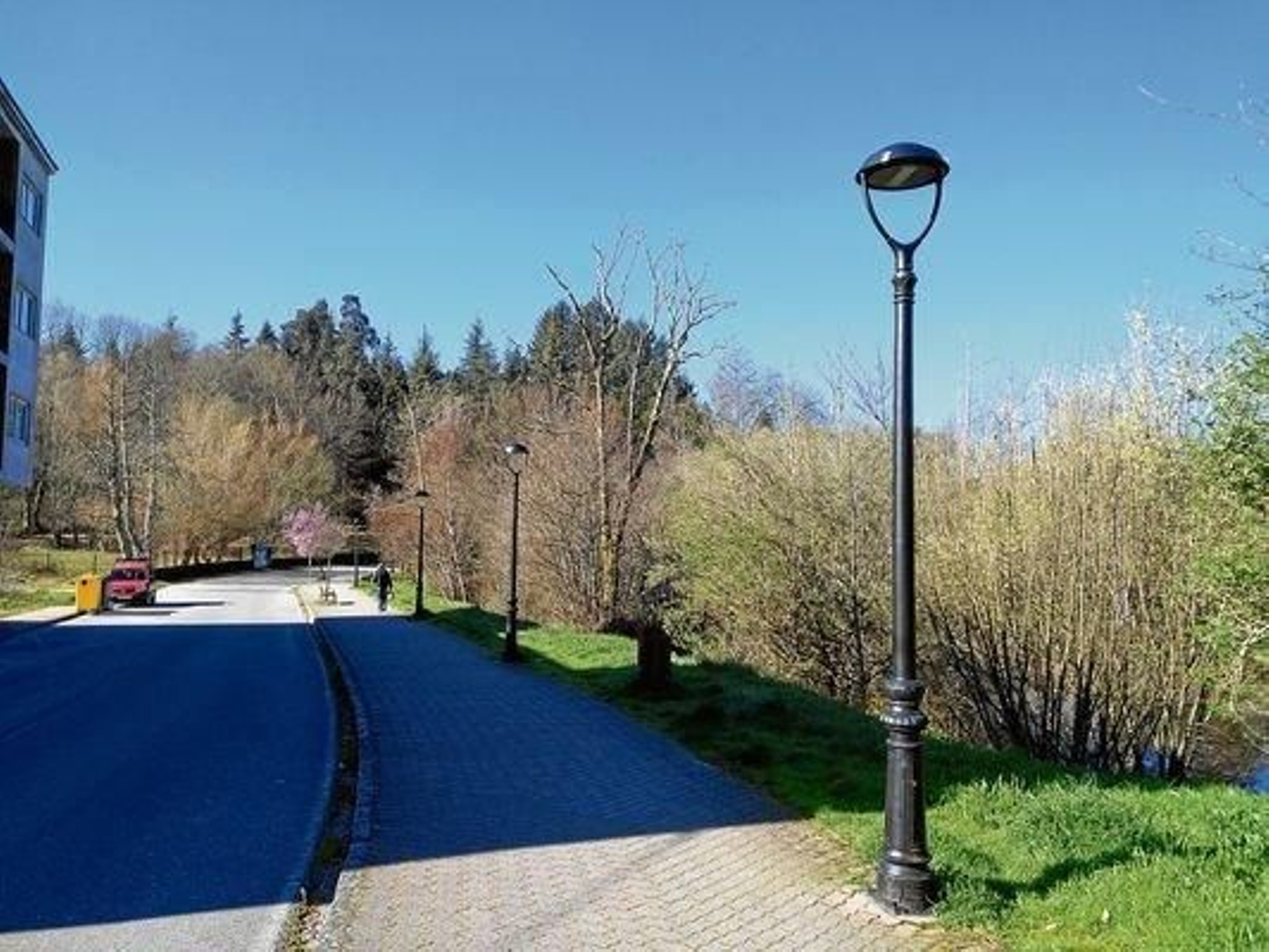 Las nuevas farolas instaladas en la avenida del Arenteiro.