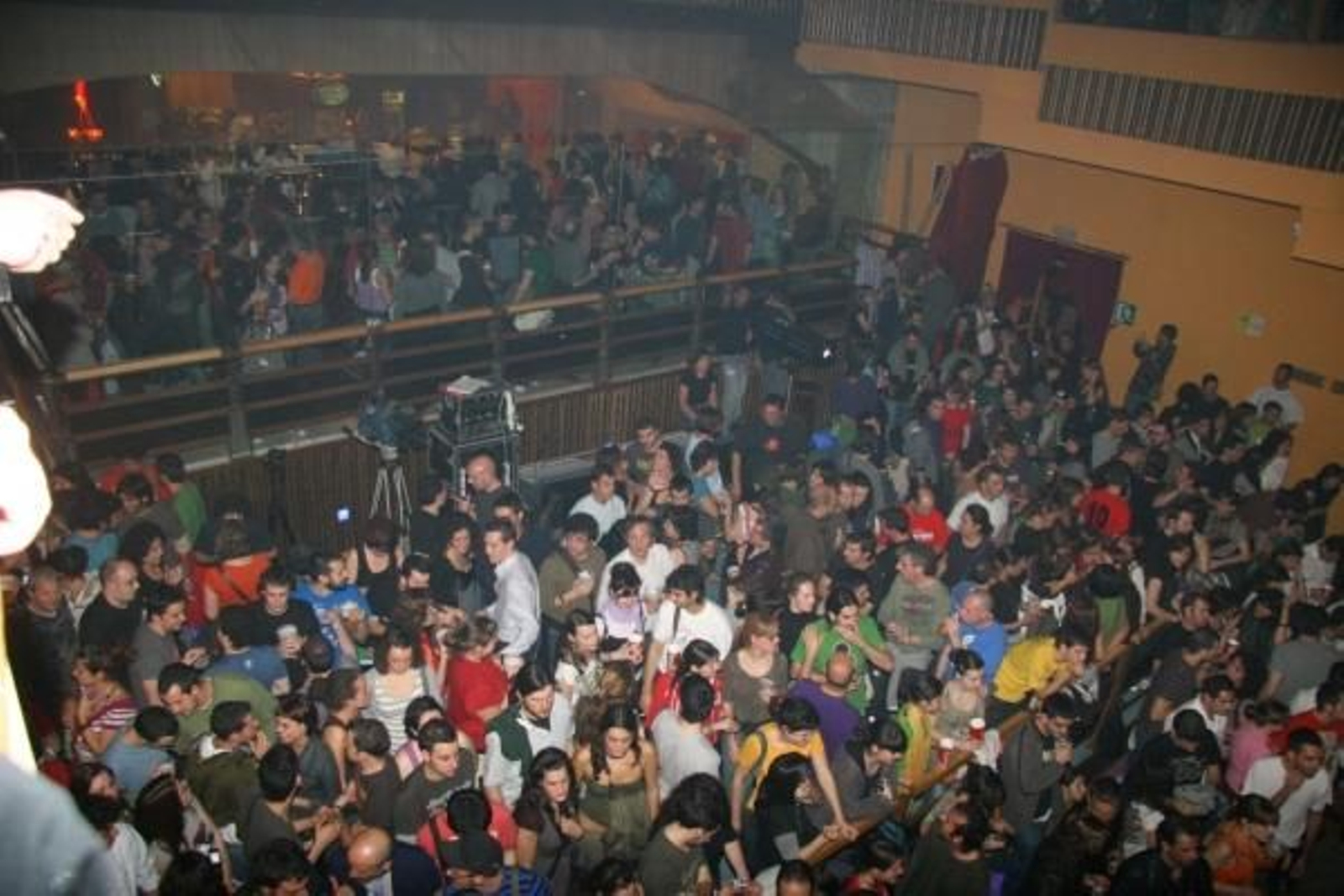 Aspecto que presentaba el café teatro Xesteira durante el concierto de Manu Chao. (Foto: Xesús Fariñas)