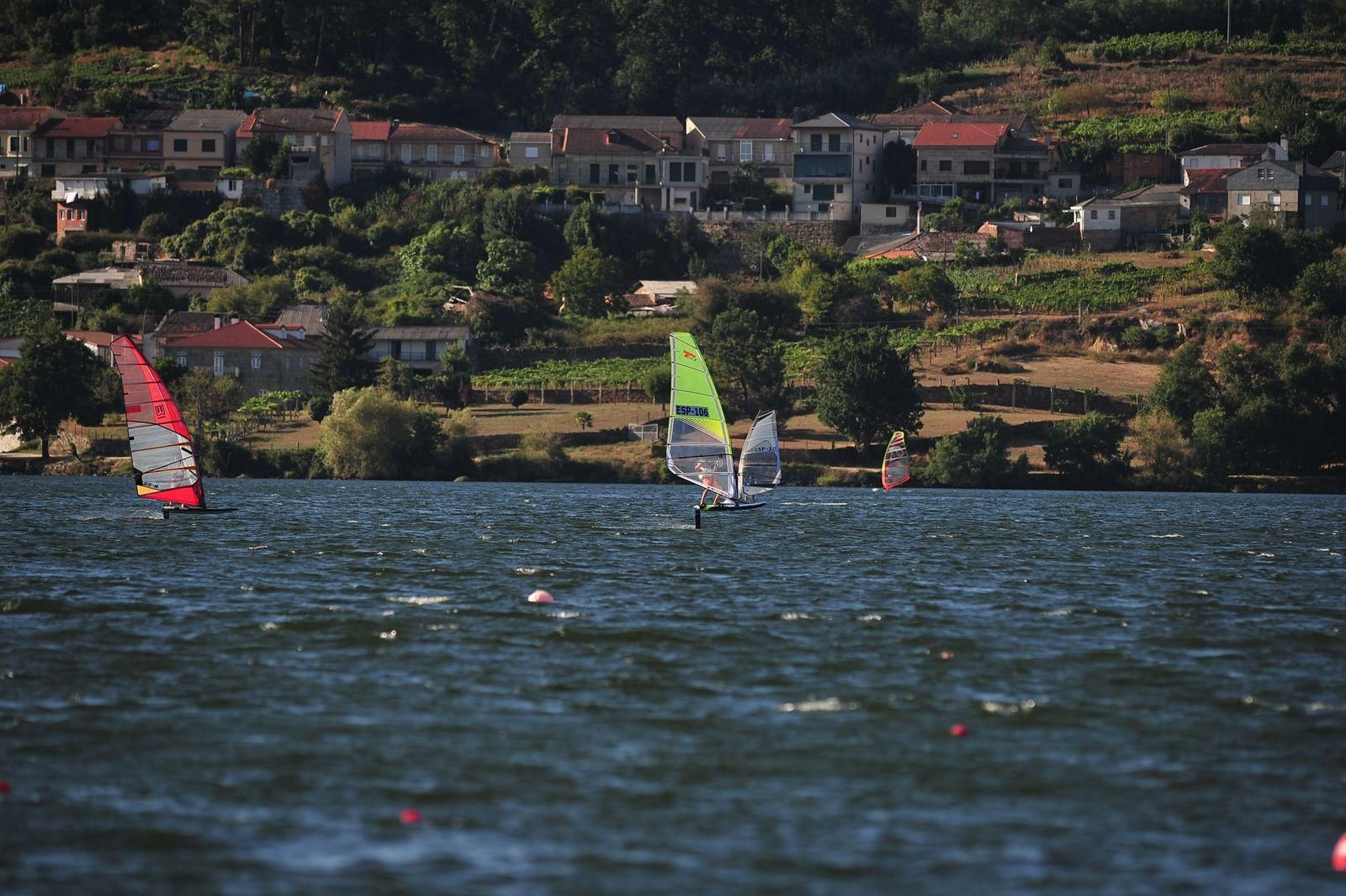 Jornada de windsurf en Castrelo de Miño.