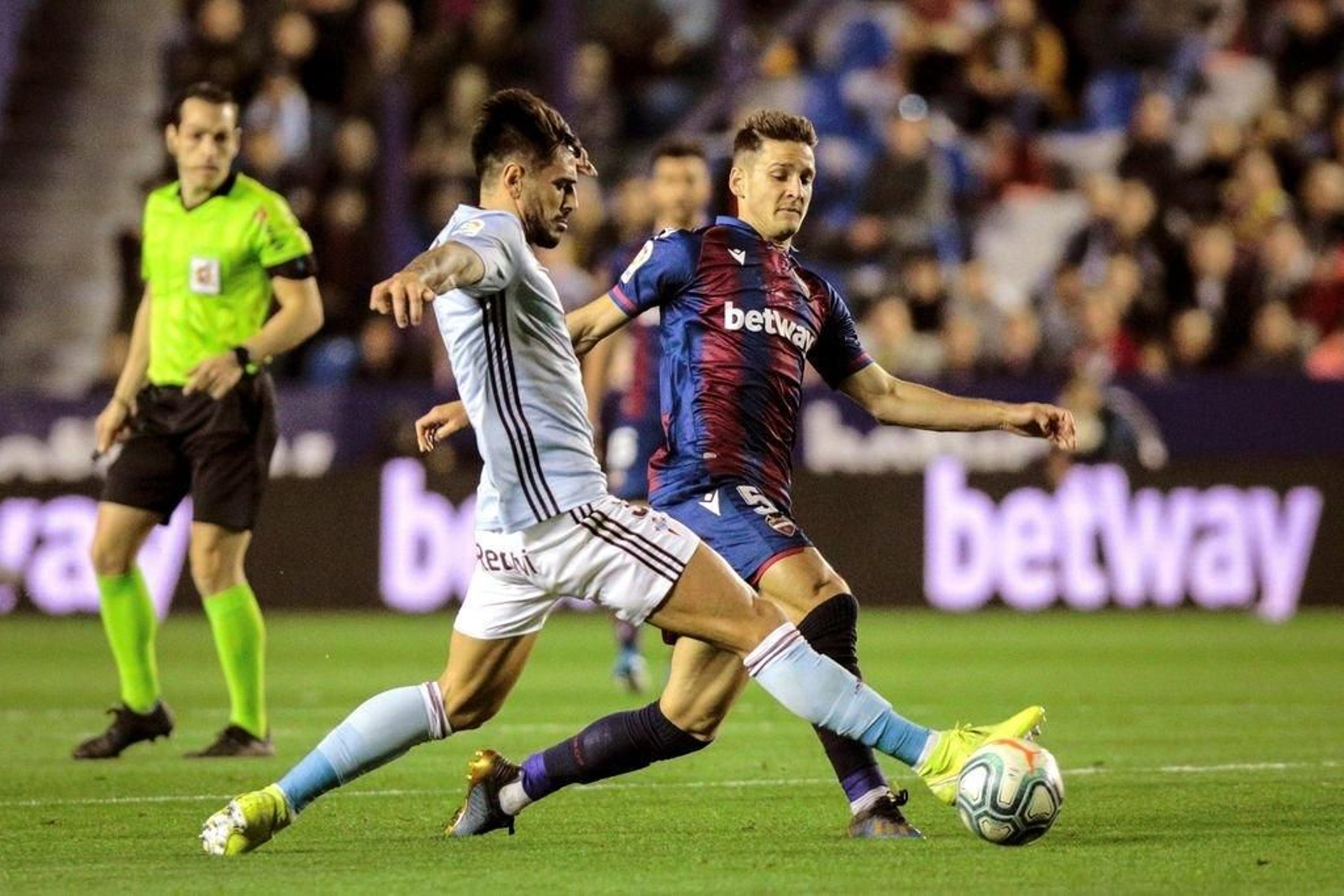 David Costas trata de alcanzar el balón ante el excéltico Radoja.