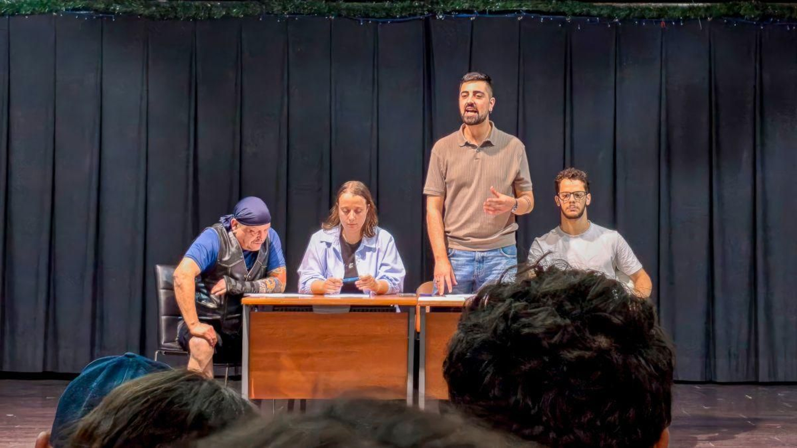 Marcos Argibay -de pie-, presidente de Civitas Limicorum, en la primera asamblea anual.