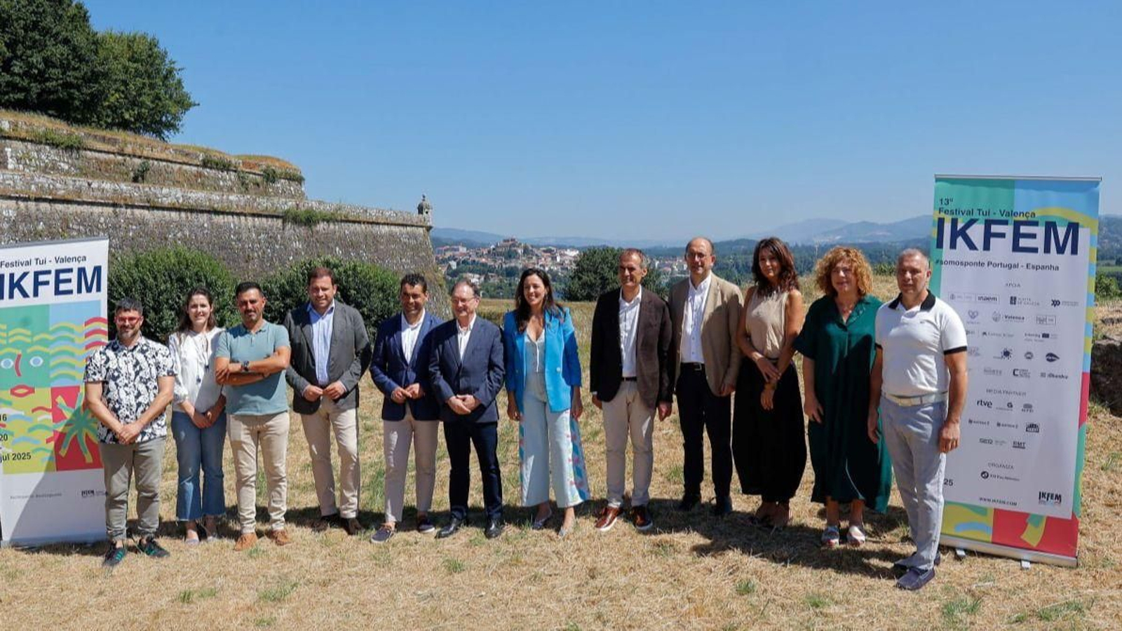 Organizadores del Ikfem y representantes políticos de todas las administraciones, ayer, durante la presentación de la nueva edición en Valença.
