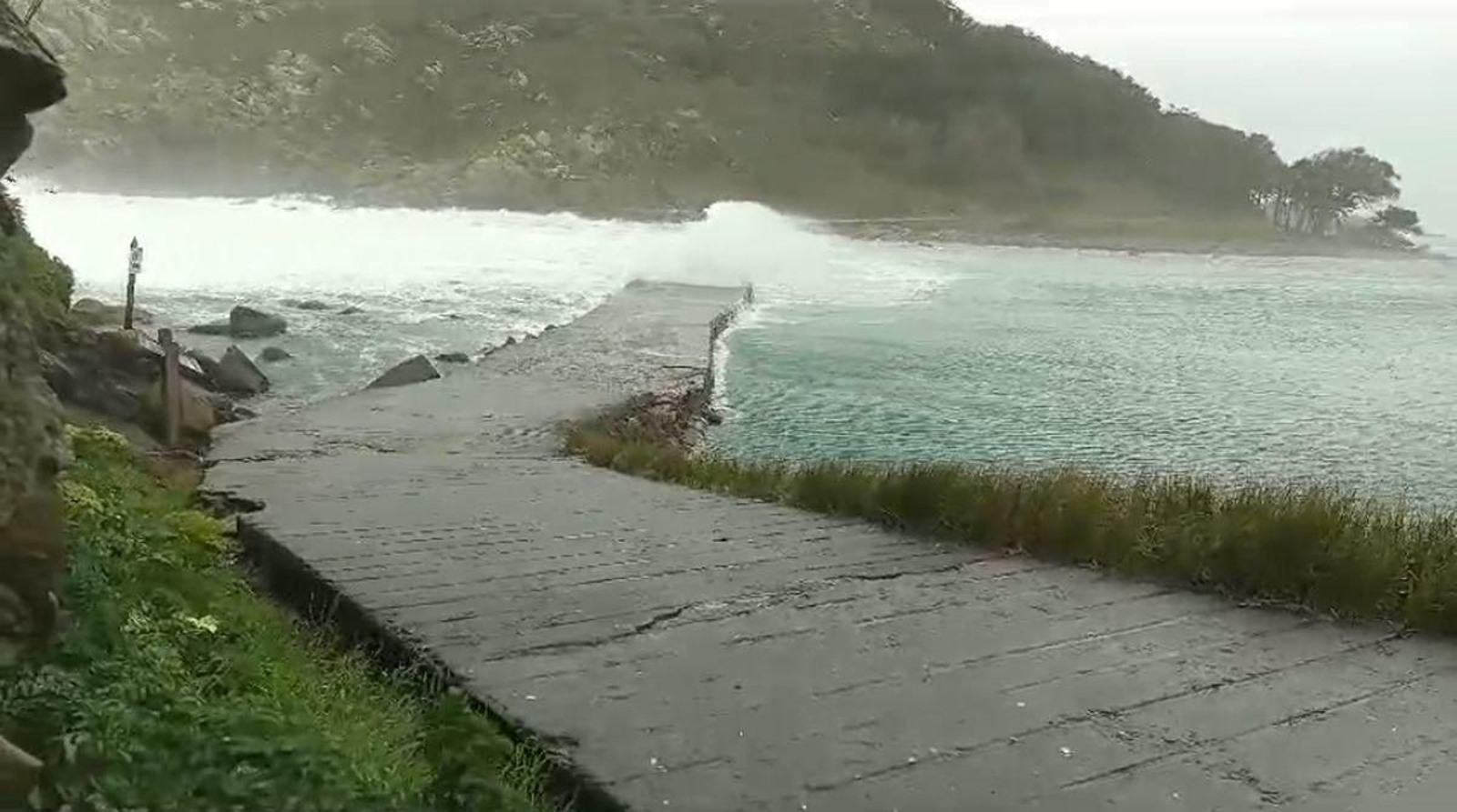 El mar pasando ayer sobre el paseo que conecta las islas de Monteagudo y del Faro, llenando la laguna y comiéndose la playa de Rodas.
