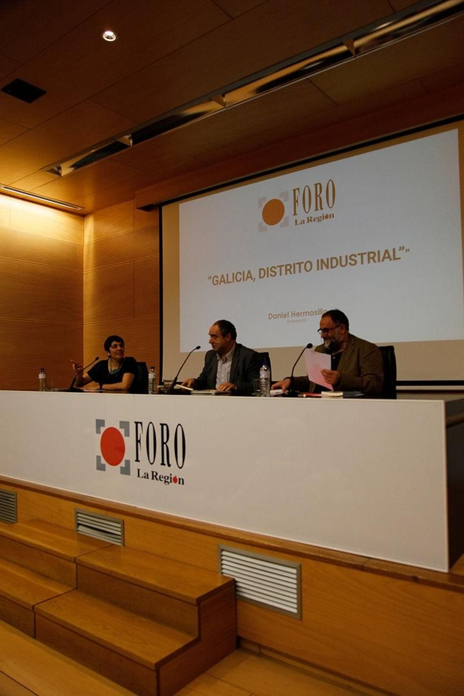 Paola, del equipo de La Región, Daniel Hermosilla, el protagonista y Cabanelas, el presentador.