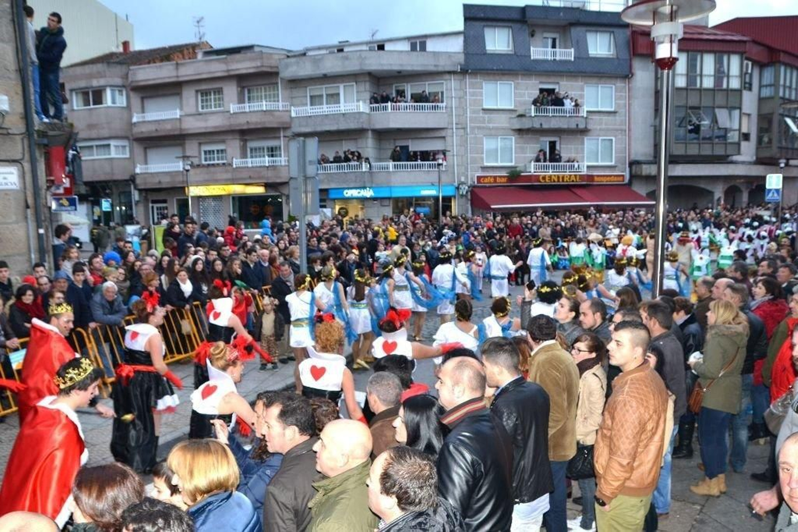 En Salceda, la gente abarrota las calles por Carnaval.