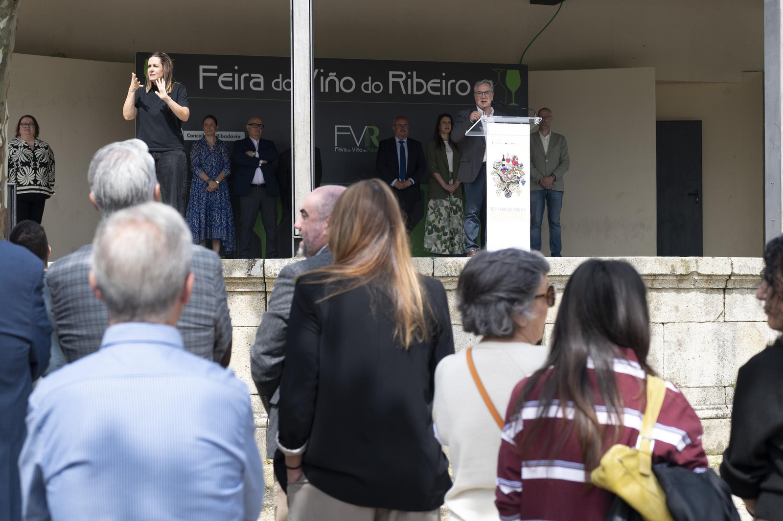 Ambiente festivo, brindis y degustaciones en el recinto de la Alameda de Ribadavia durante la celebración de la 63ª Feira do Viño do Ribeiro
