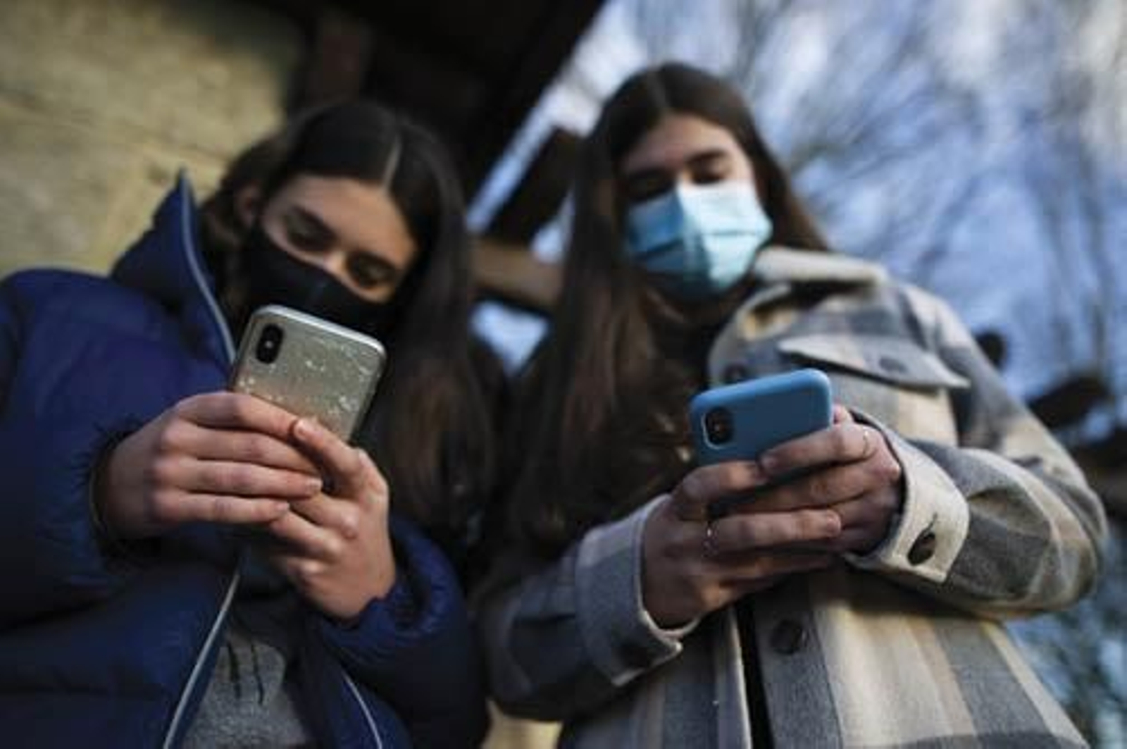Jóvenes menores de edad jugando con su teléfono móvil. Martiño Pinal