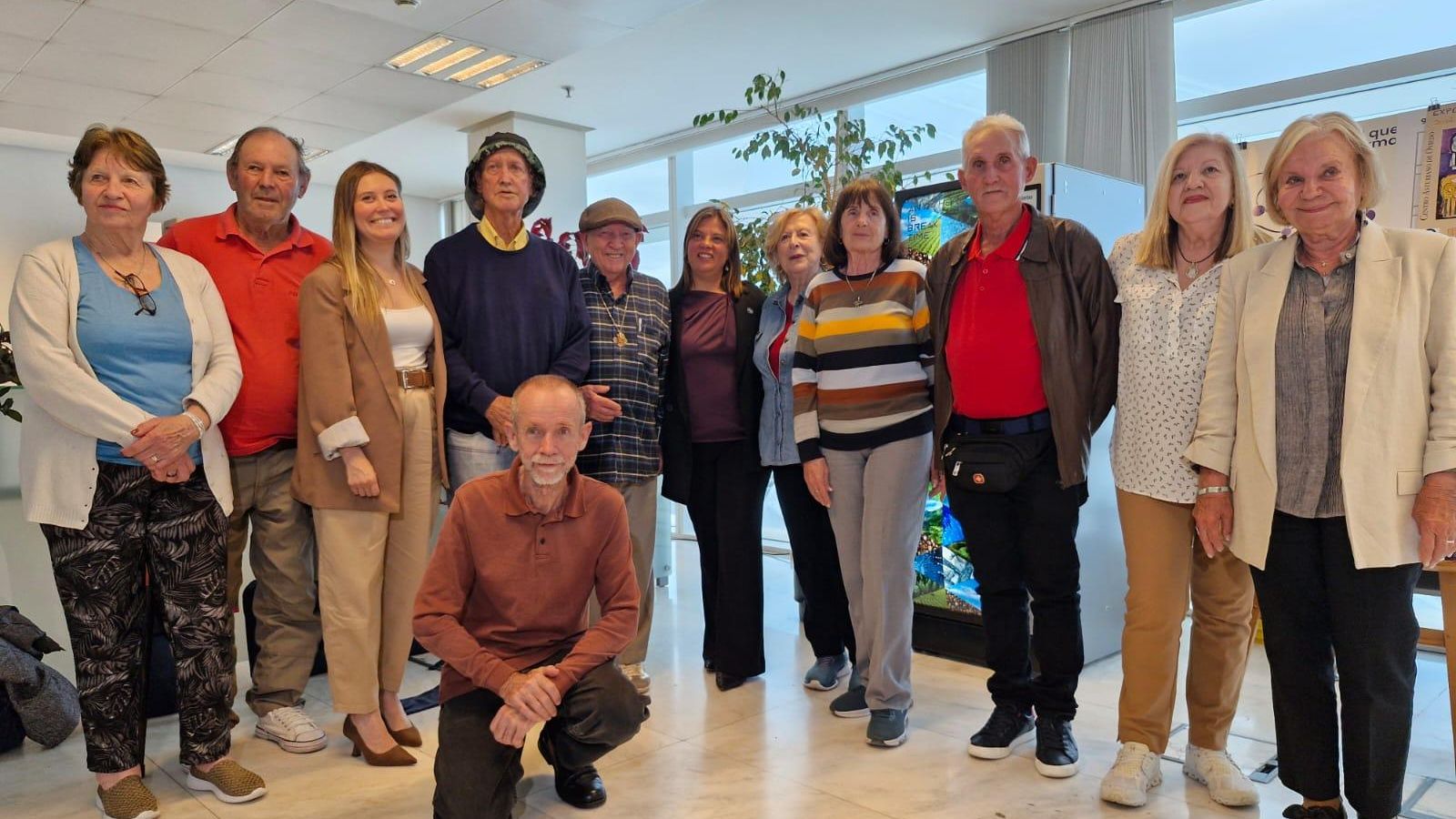 Llamedo en el centro de la imagen con emigrantes del programa Añoranza