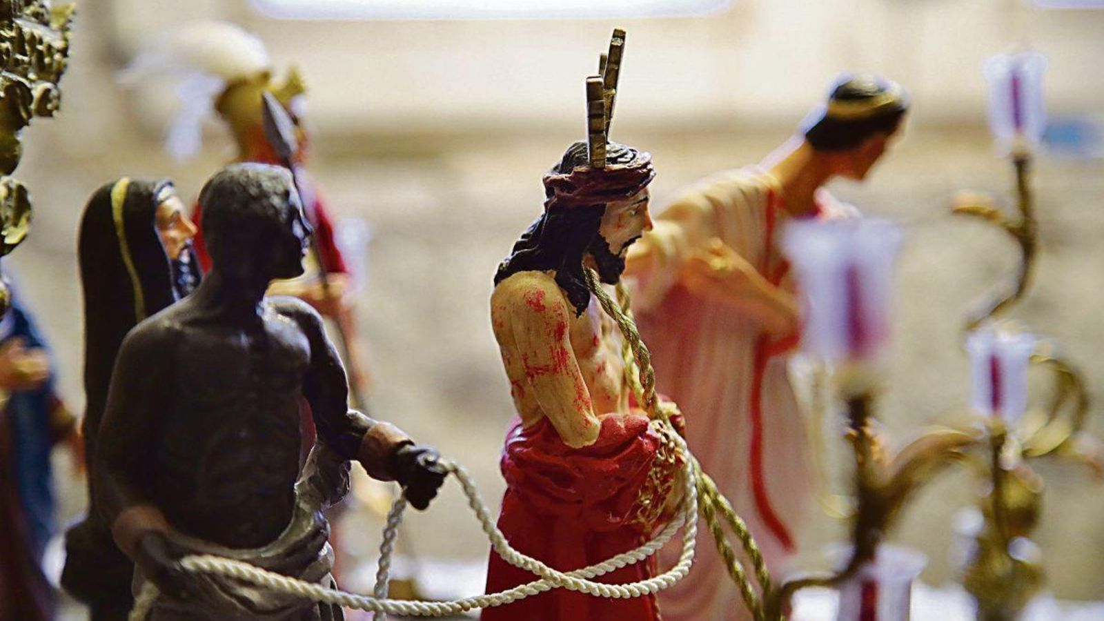 Paso ilustrando el momento de que Cristo es sentenciado.