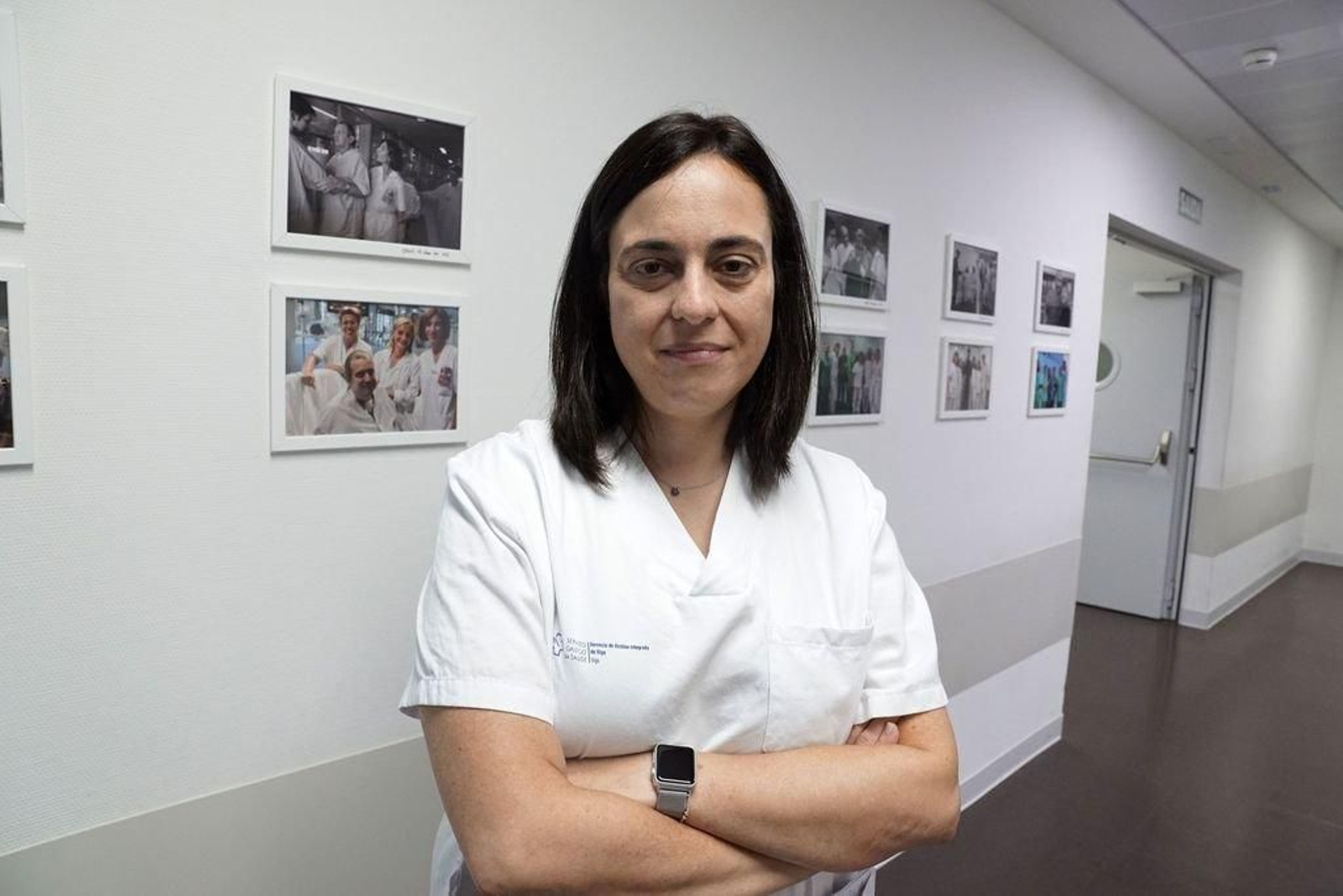 María Rivas, en el pasillo de la UCI que muestra las fotos.