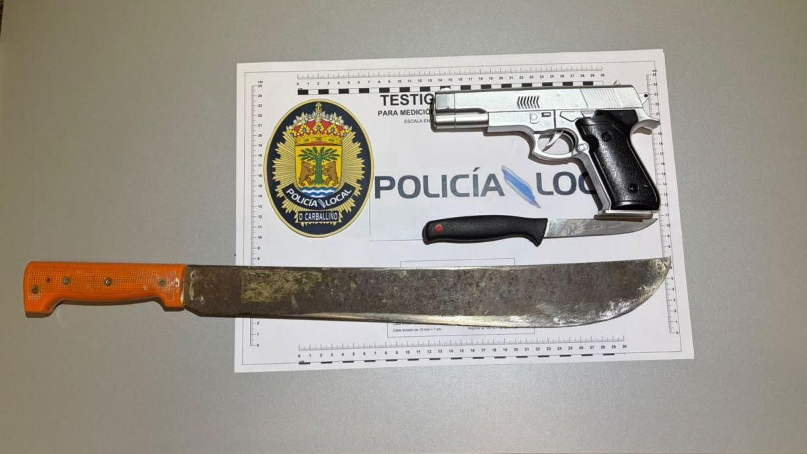 Machete, cuchillo y pistola incautados por la Policía Local de O Carballiño.
