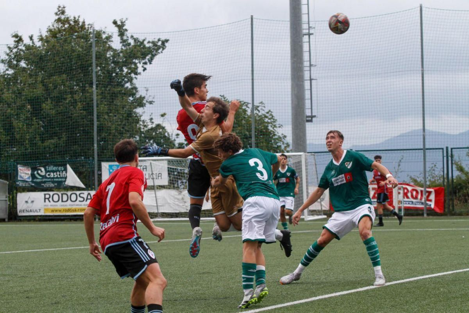 Miguel Conde intenta conectar un cabezazo ante la salida de Celso.