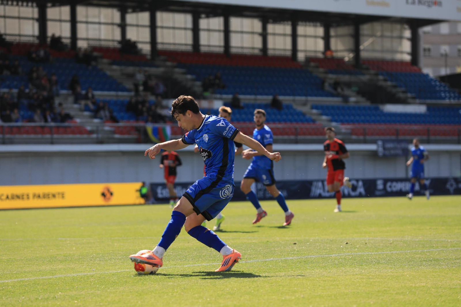 Galería | El buen tiempo acompaña el duelo en O Couto entre Ourense CF y Ponferradina