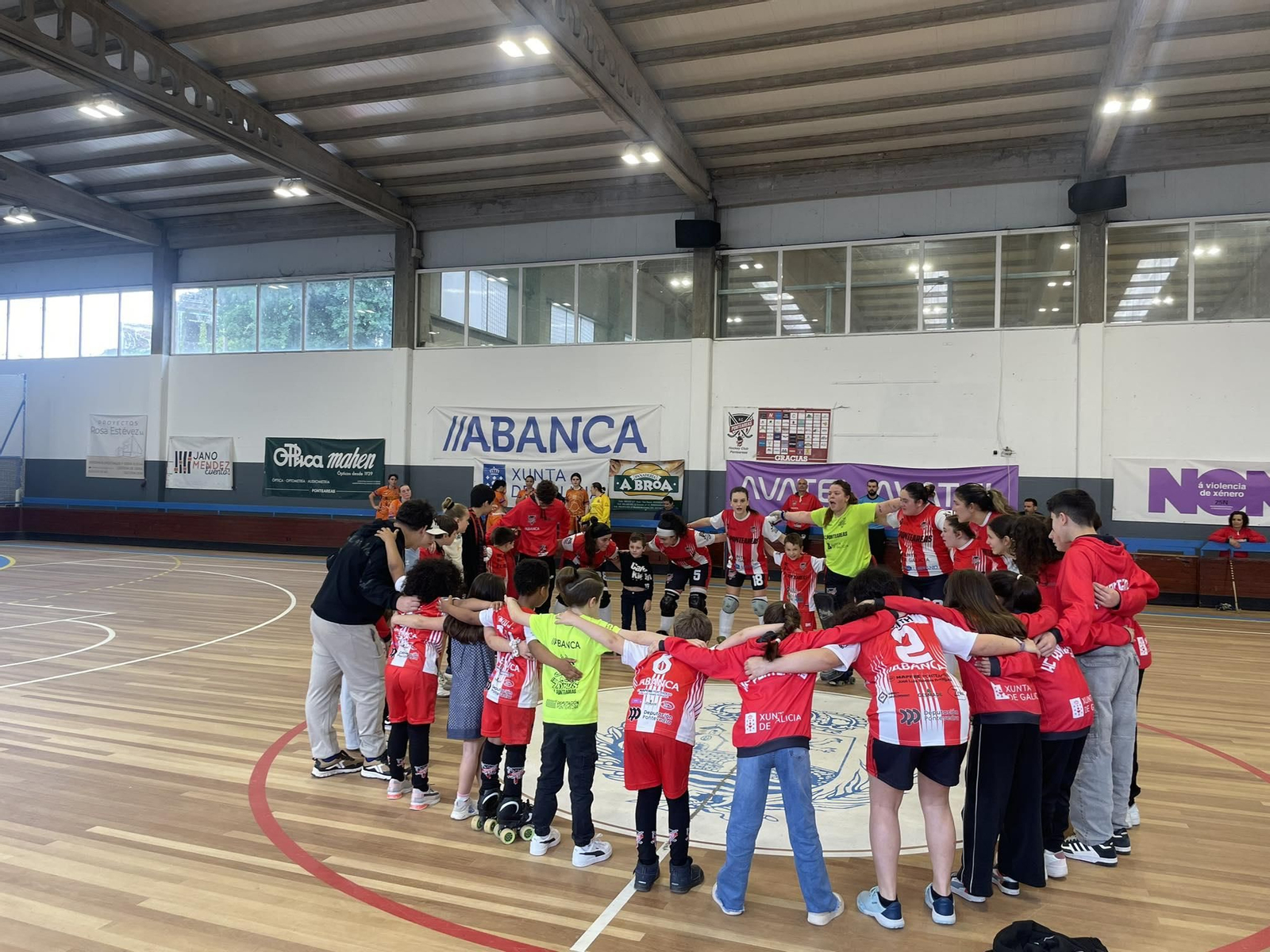 El HC Ponteareas celebra la victoria en el pabellón Álvaro Pino.