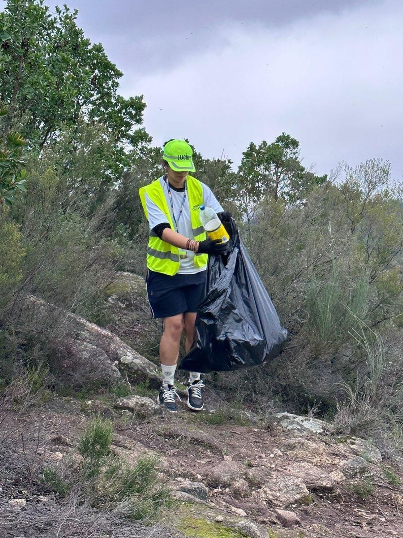 Los Ecovigilantes limpian los restos de la fiesta del magosto.
