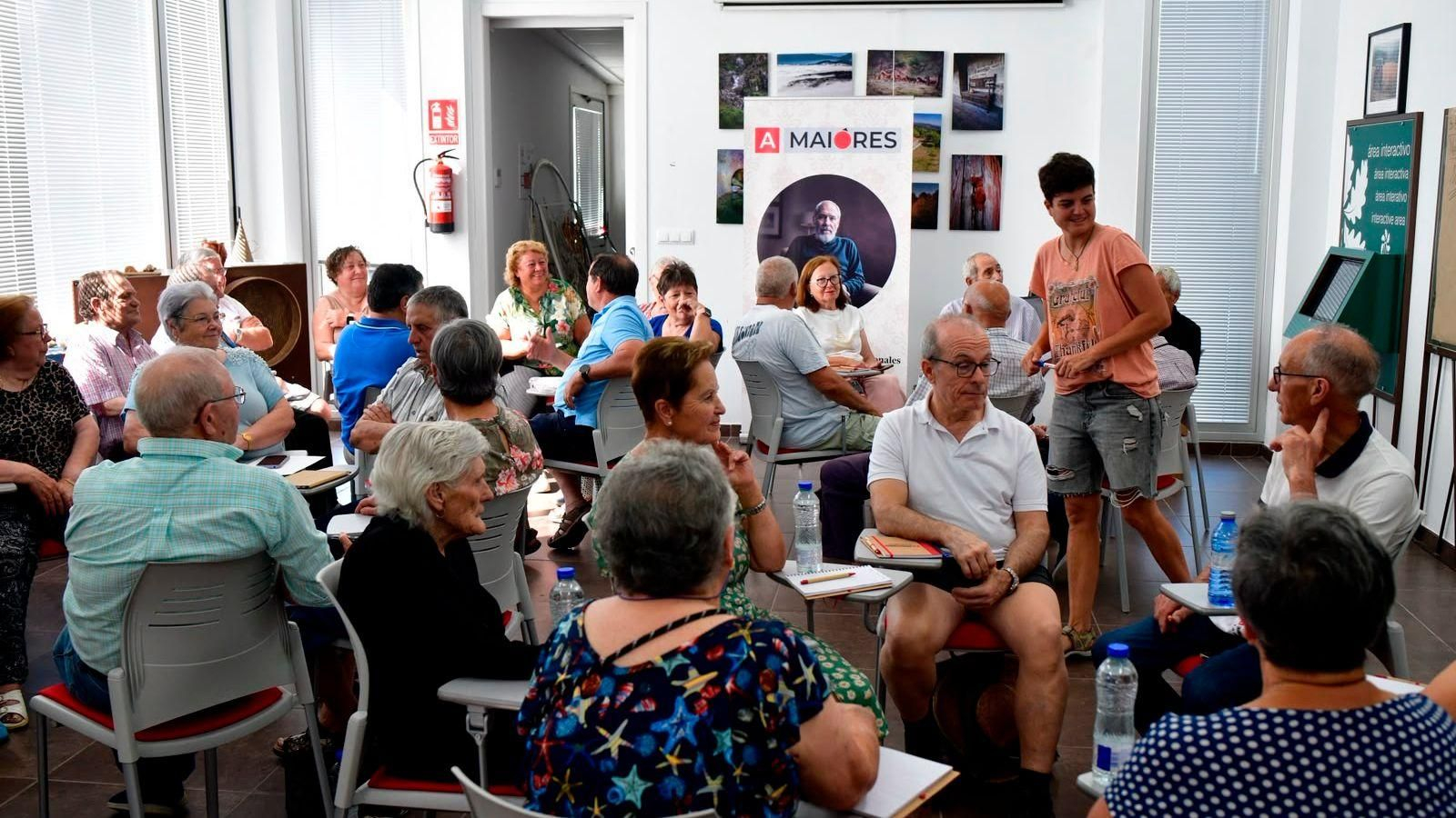 Los vecinos de Lobeira se implicaron en las actividades propuestas y compartieron una mañana de risas y juegos.