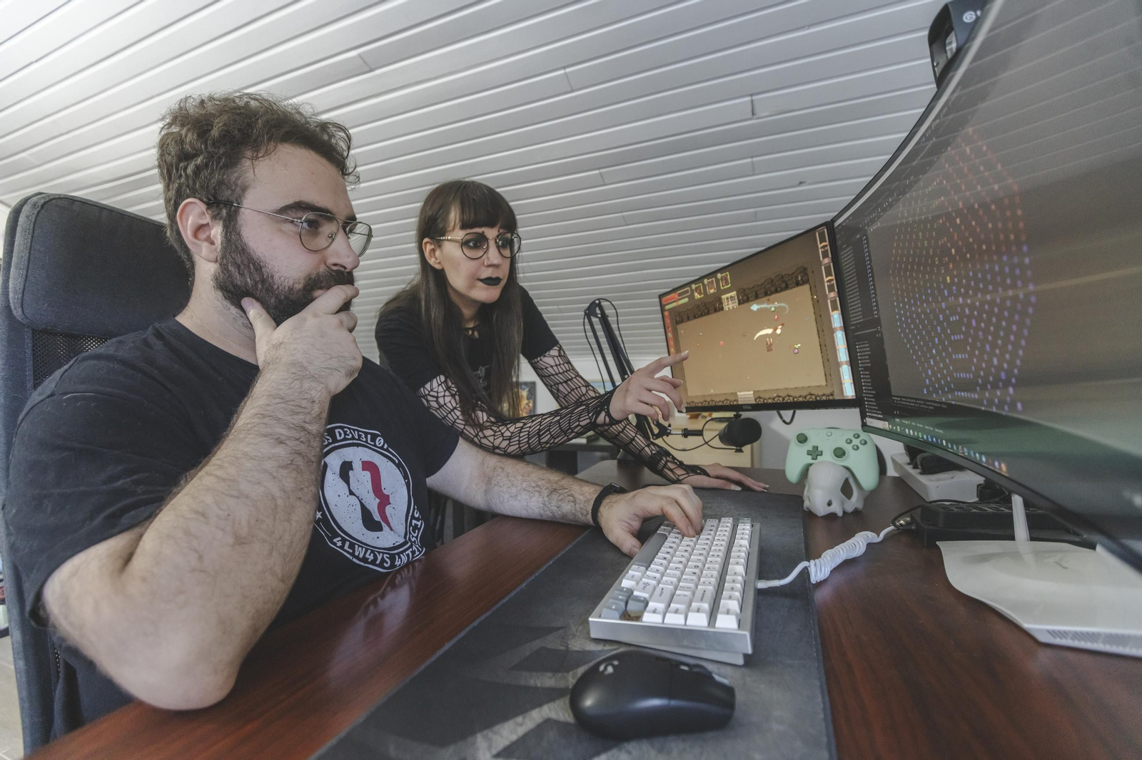 Rubén Rüger y Lucía Fernández enseñando su futuro videojuego