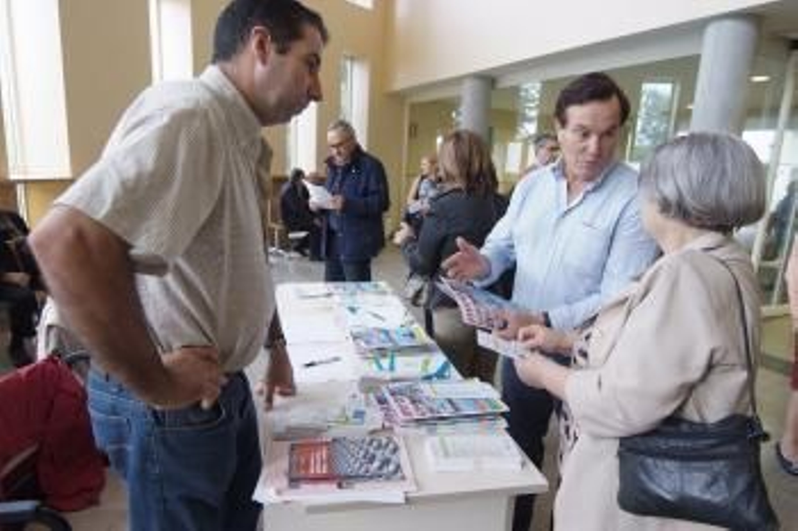 La asociación entregó material informativo ayer en el Hospital do Meixoeiro.