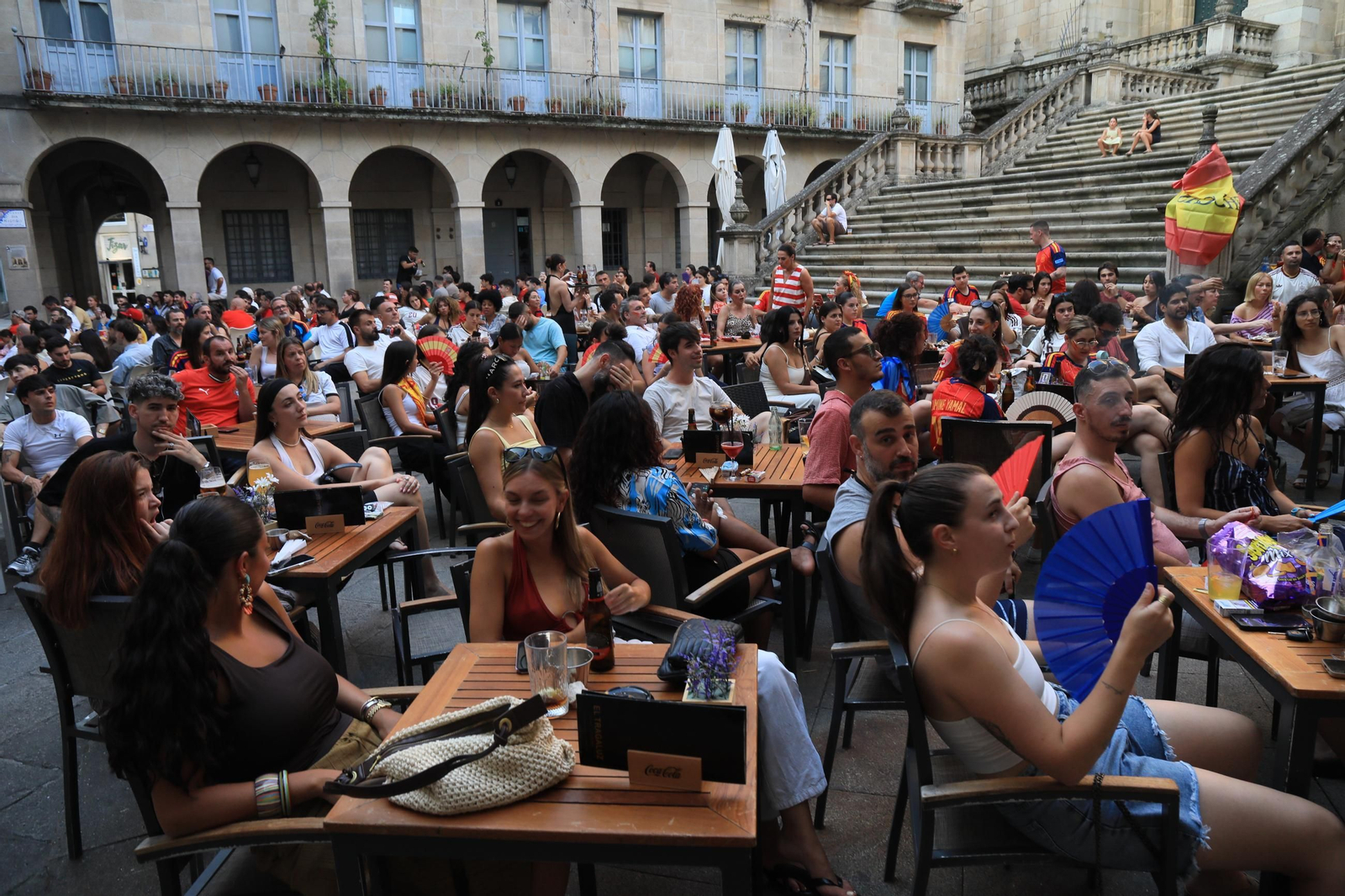 Galería | Ambiente y expectación en las terrazas de Ourense para disfrutar del partido de la selección española ante Portugal , en fotos