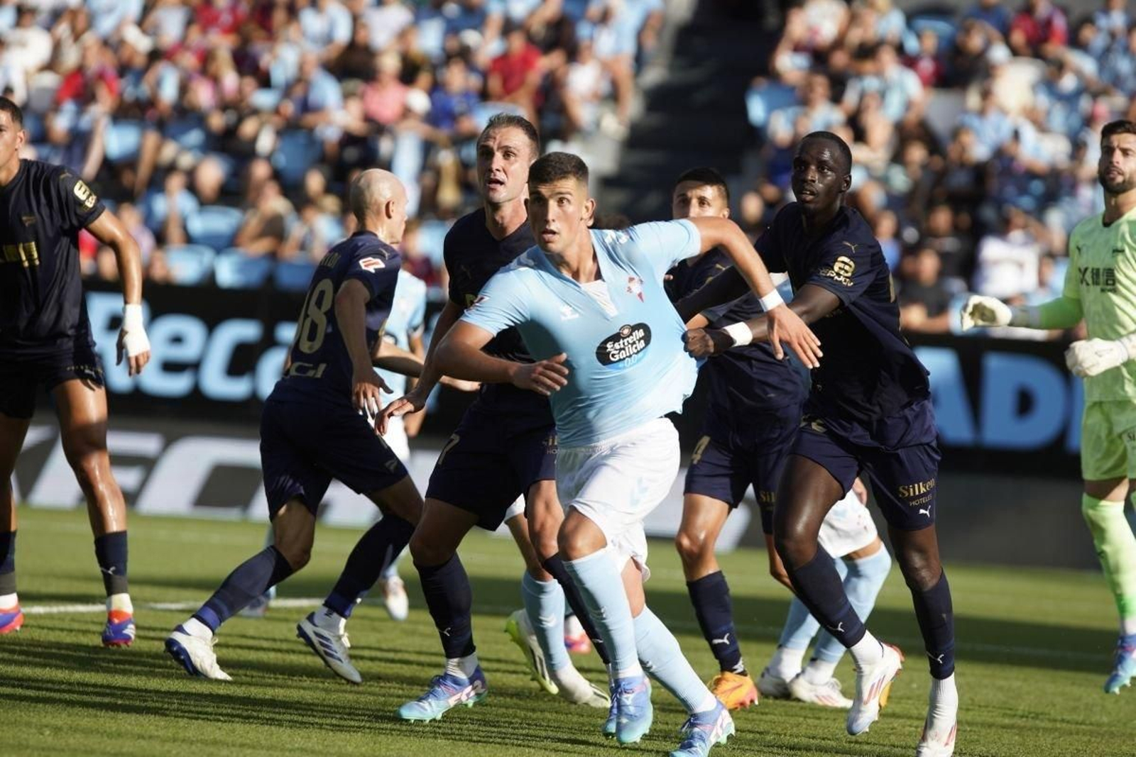 Carlos Domínguez es el central preferido por Claudio Giráldez desde su llegada al banquillo.