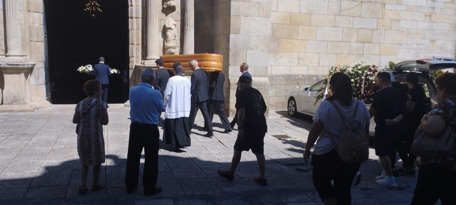 El féretro de ‘Michi’ a su llegada a la excolegiata de Cangas ayer.