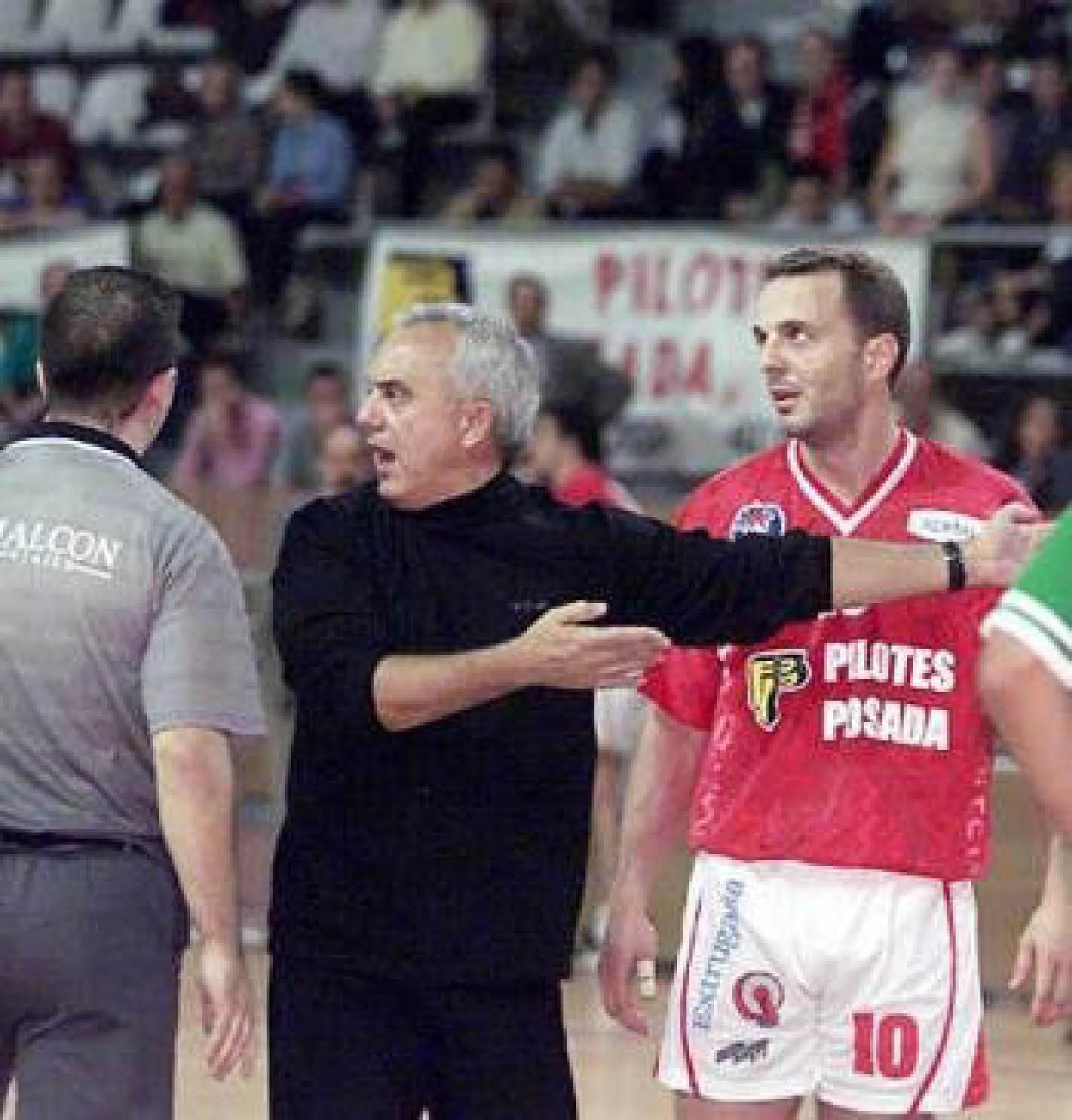 El entrendaor vigués, en un partido al frente del Octavio. ARCHIVO