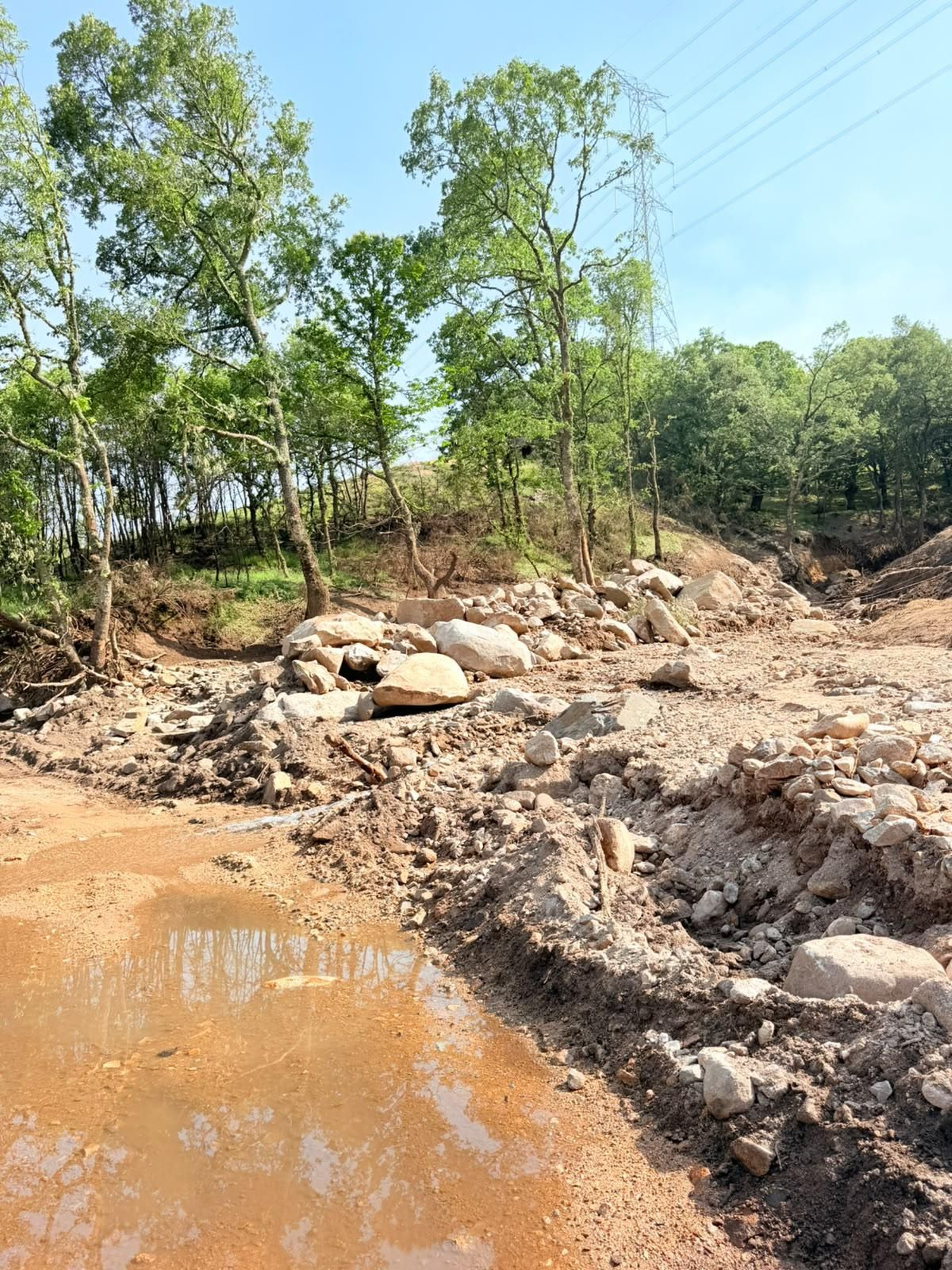 Galería | A Bouza, arrasada, reclama ayuda cuatro días después de la riada, en fotos