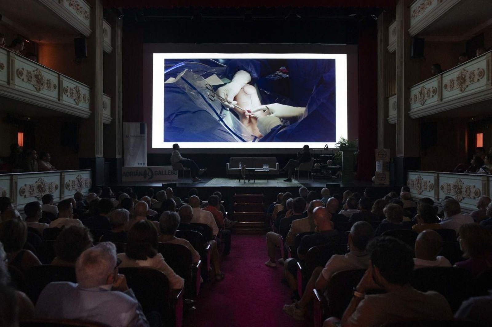 Los asistentes observan una cirugía en vivo de una reconstrucción del ligamento cruzado anterior.