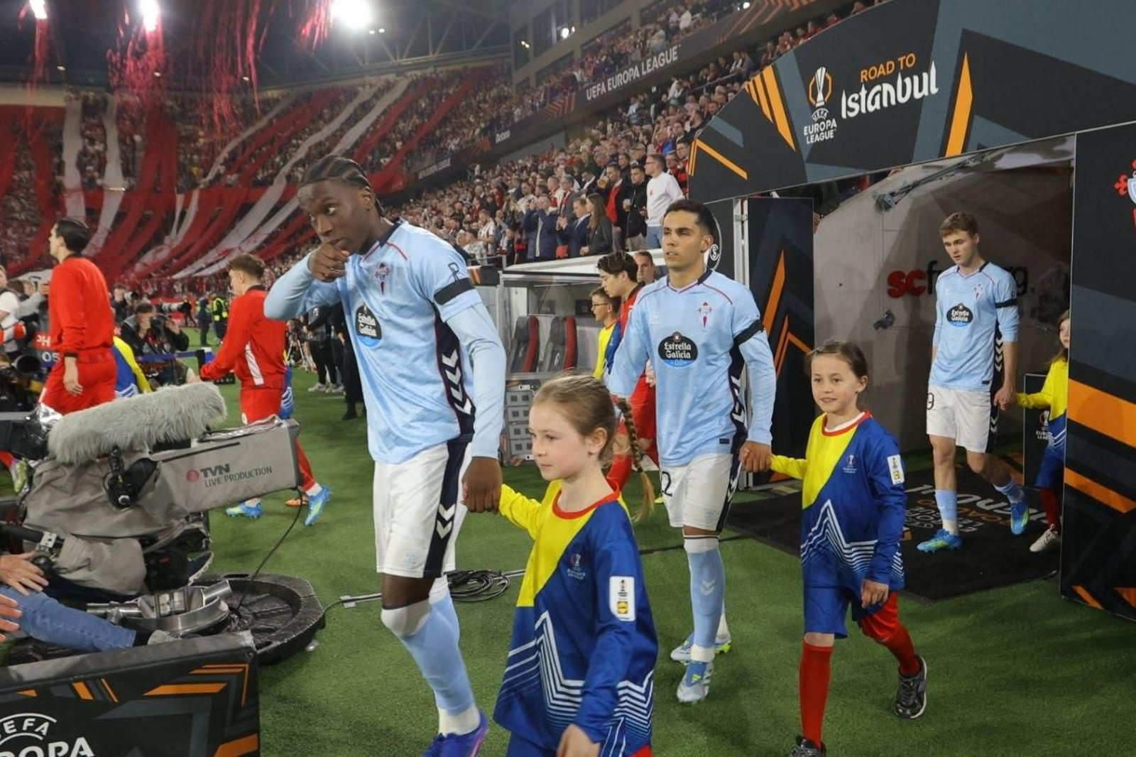 Galería | El Celta y el Friburgo pelean por la ventaja en cuartos de final