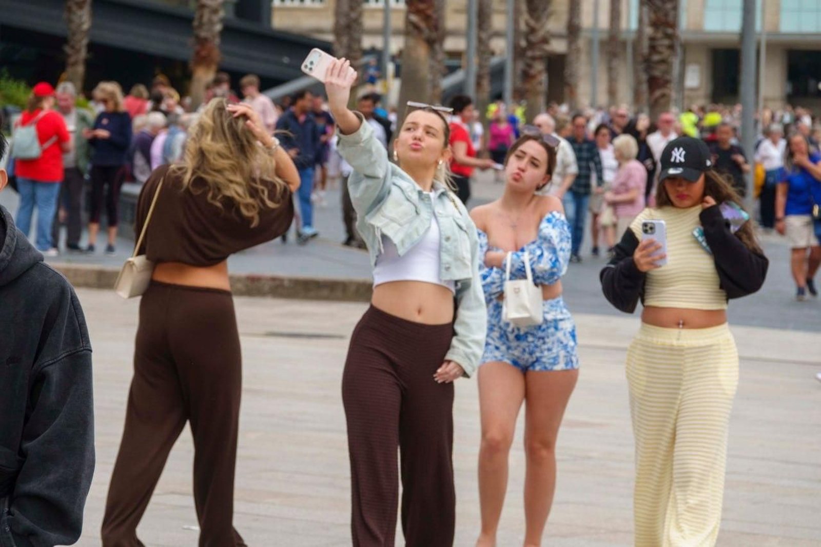 Galería | Vigo recibe la primera triple escala de cruceros del año