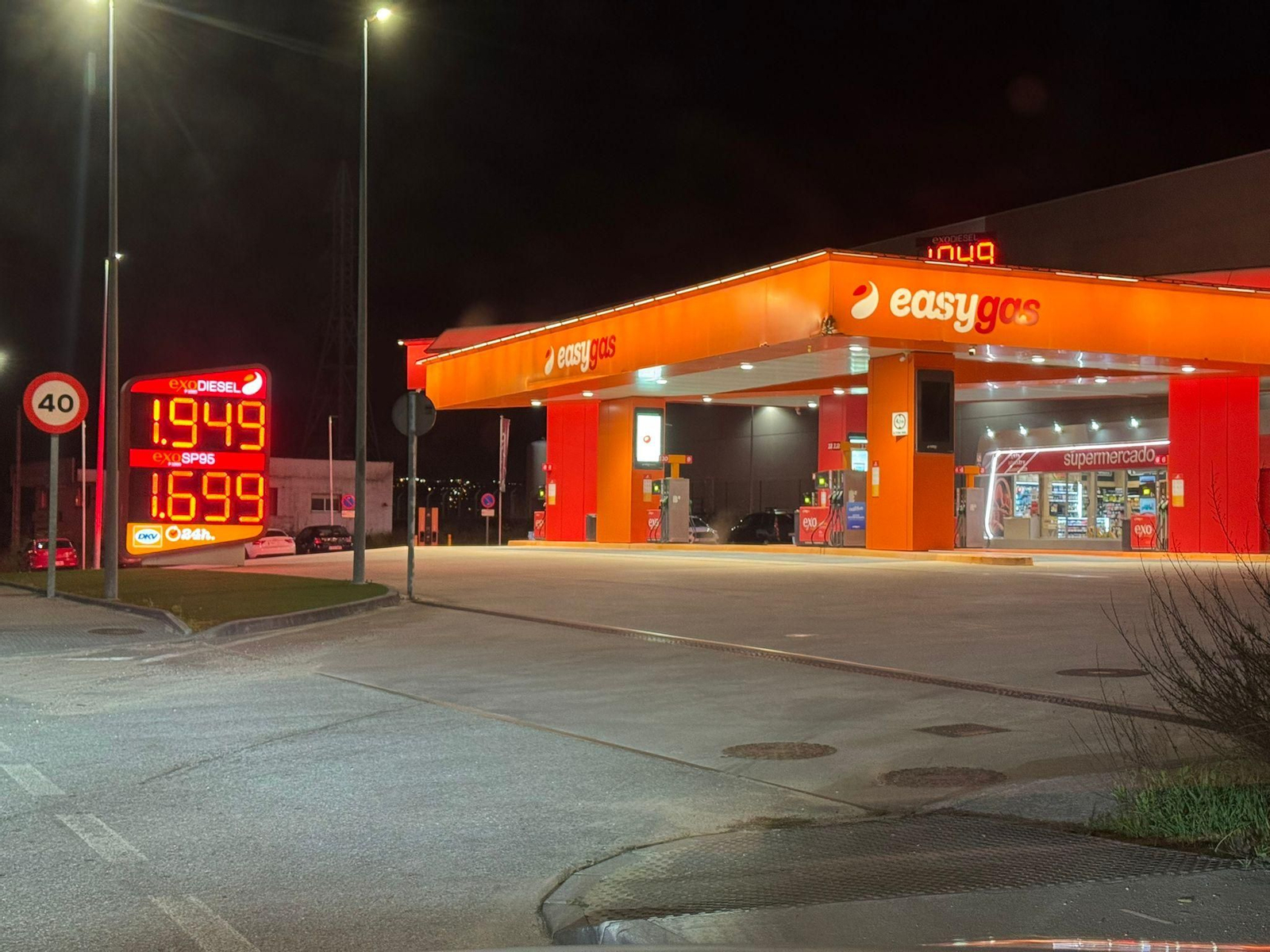 Una gasolinera en Porriño con el diésel rozando 2 euros. Los gasolineros hablan de especulación de las distribuidoras.