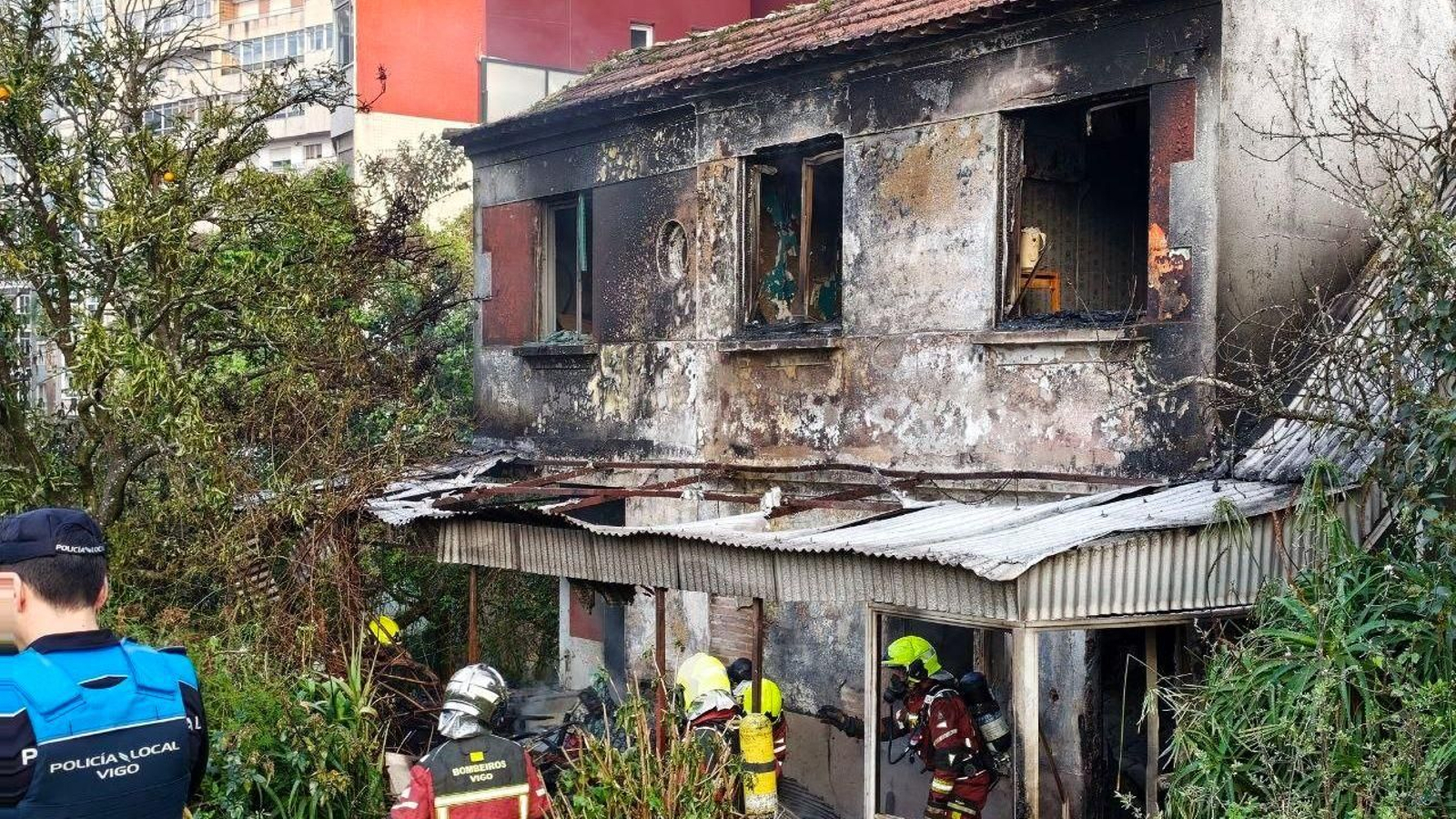 Bomberos trabajando en la casa desocupada.