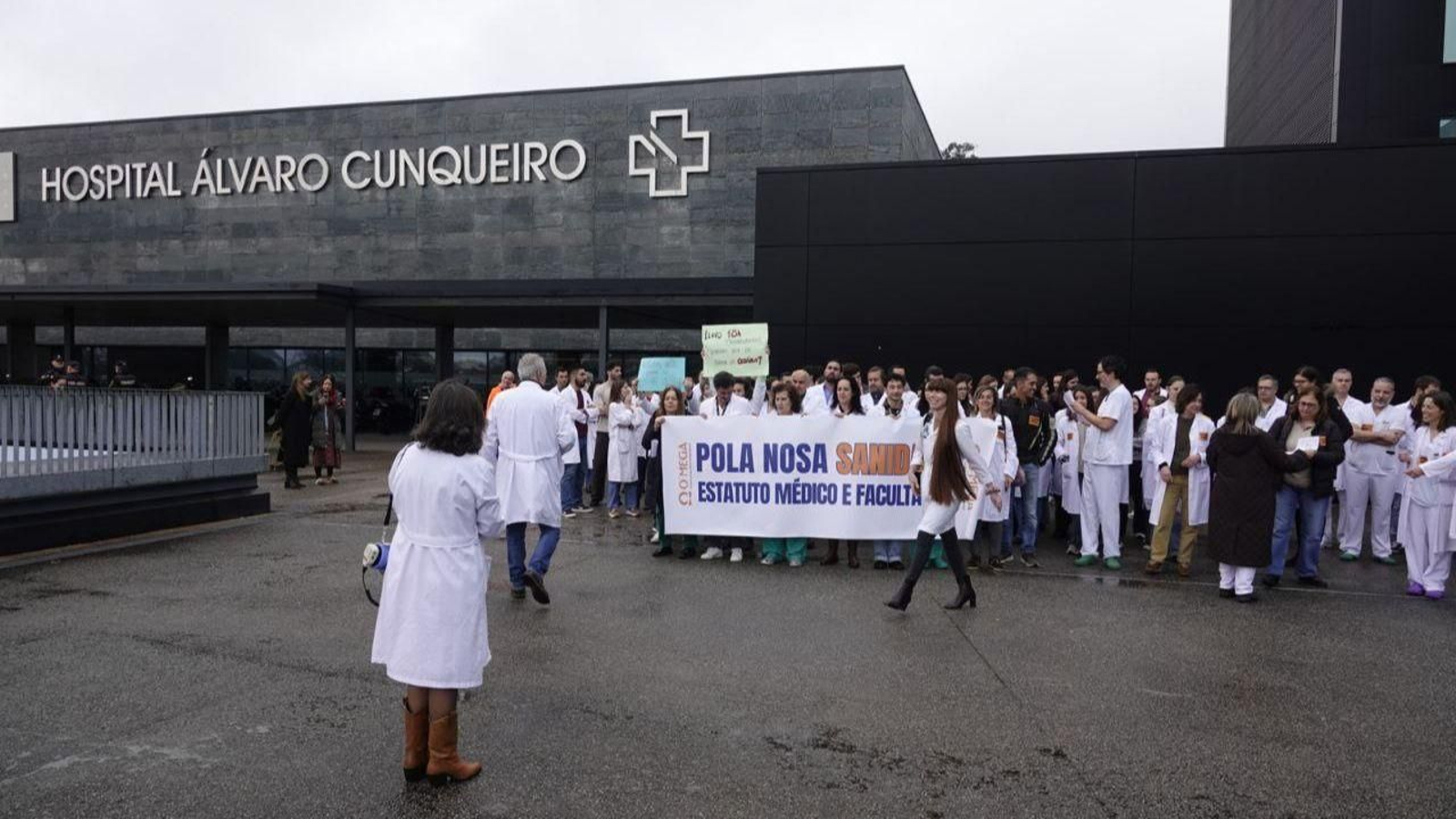 Médicos concentrados a las puertas del hospital Cunqueiro.