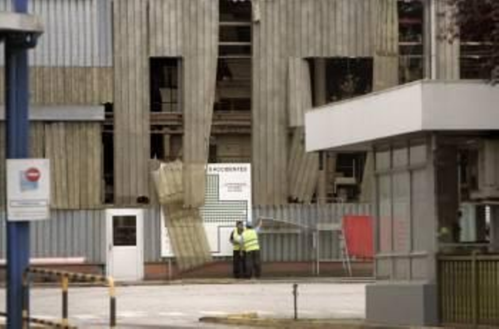 Daños exteriores en la empresa maderera Finsa, en Santiago, en la que se han registrado varias explosiones que han causado alarma en la fábrica, donde una máquina se averió  (Foto: EFE)