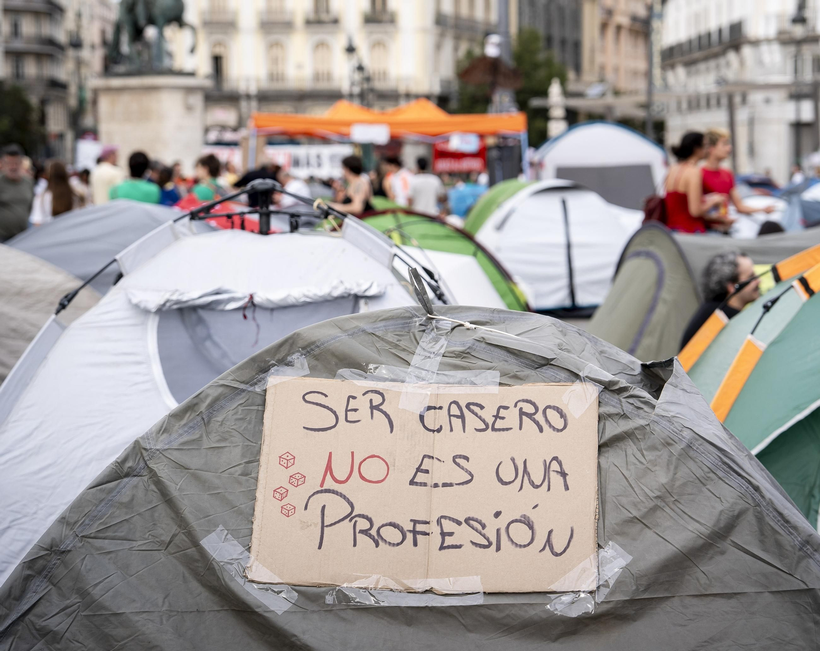 Vista general de las tiendas de campaña instaladas en la Puerta del Sol de Madrid durante la jornada de este domingo