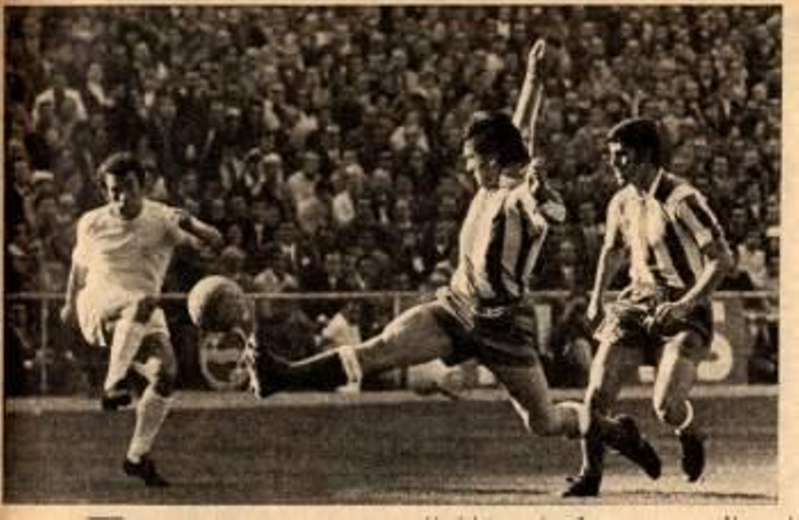 El coruñés Amancio Amaro, durante un derbi entre Real Madrid y Atlético.